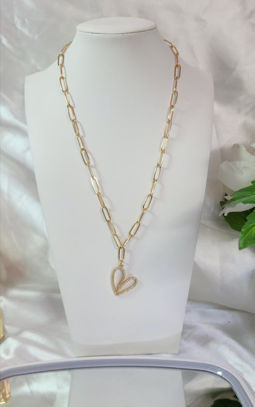💮Necklace with a heart-shaped pendant decorated with white stones.📿