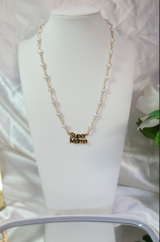 💮Necklace with heart-shaped pearls and Super Mama pendant.📿