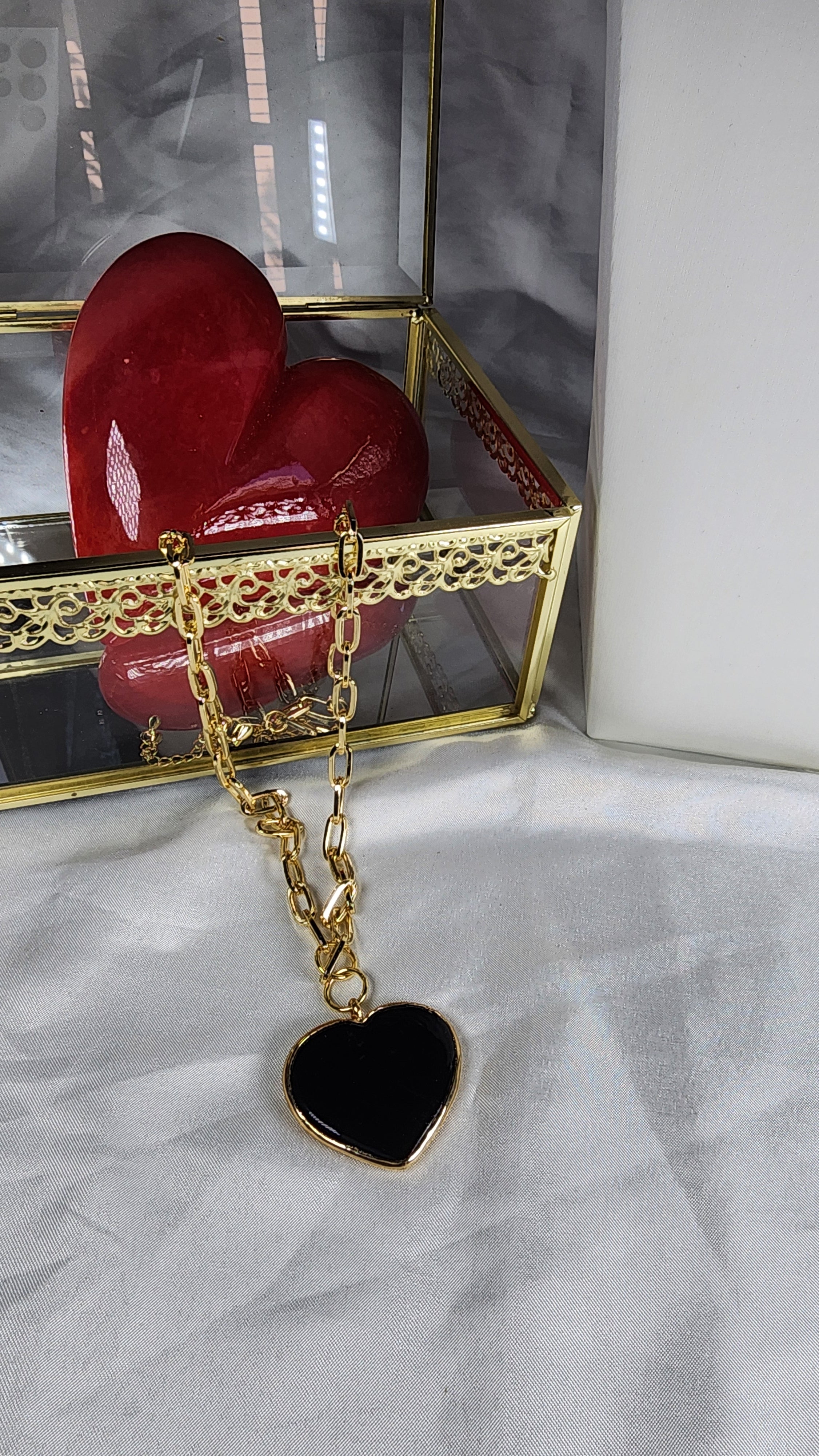 💮Enameled Heart Pendant Necklace (Black).📿