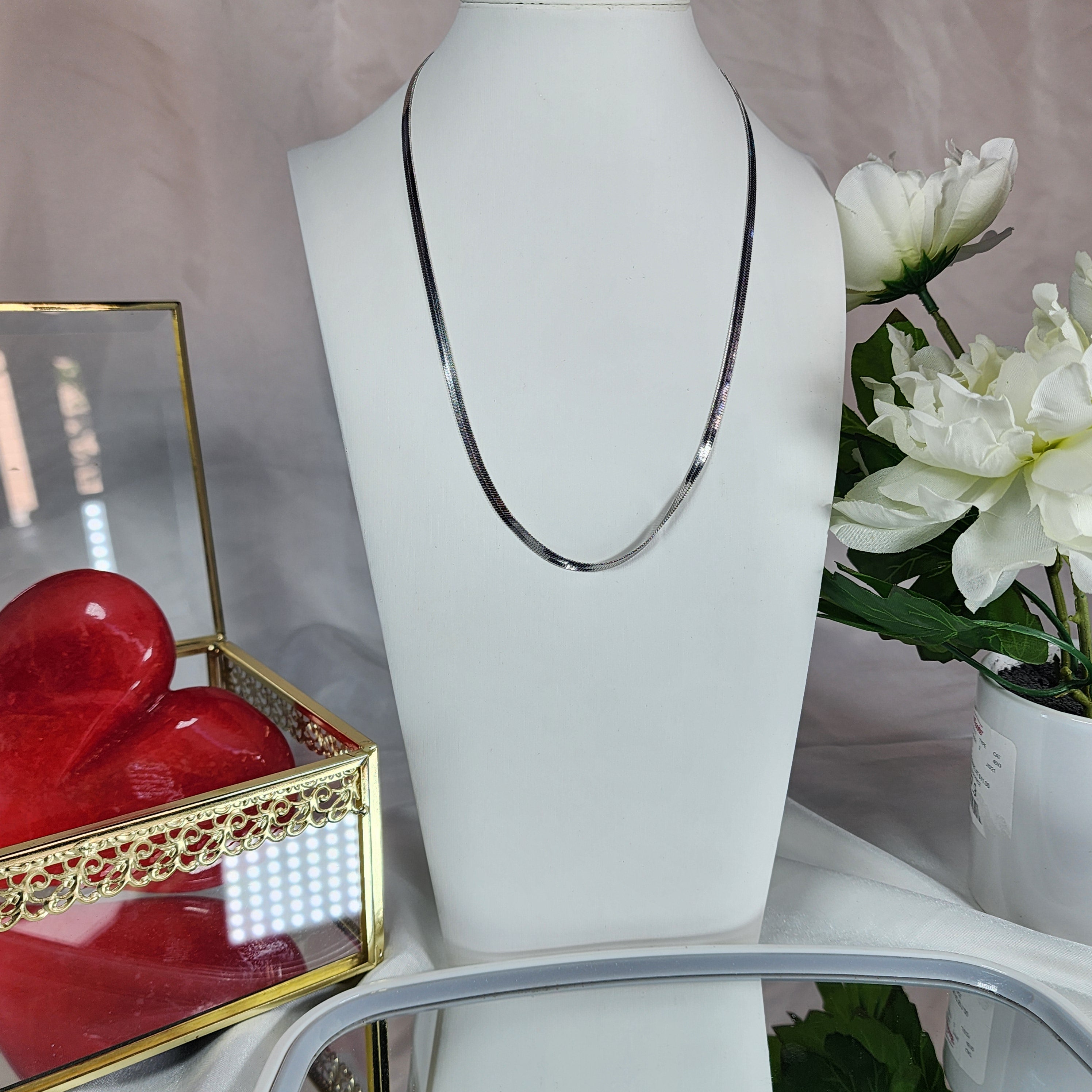 💮Plain silver water resistant choker.📿