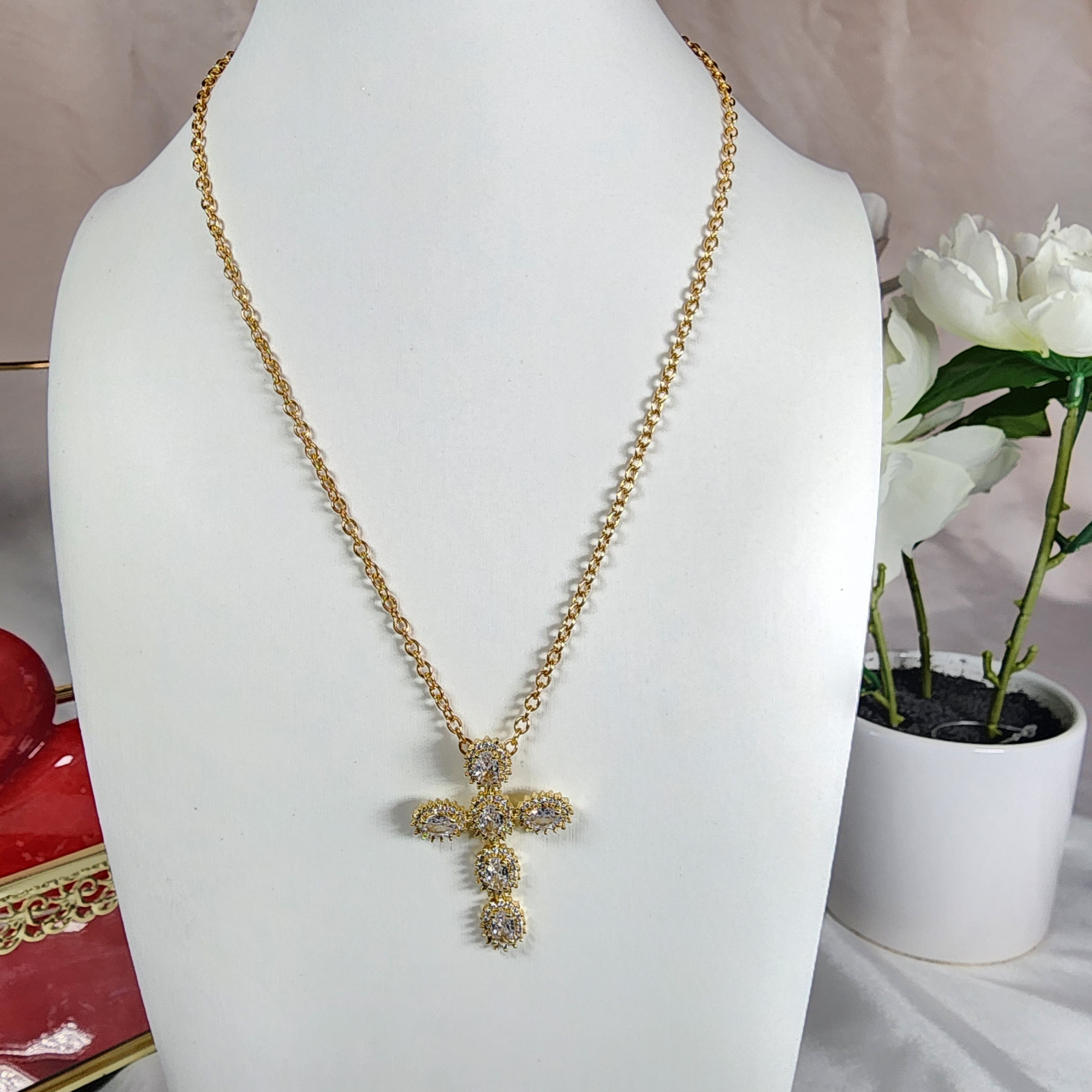 💮Stainless steel cross necklace with inlaid artificial zircons.📿