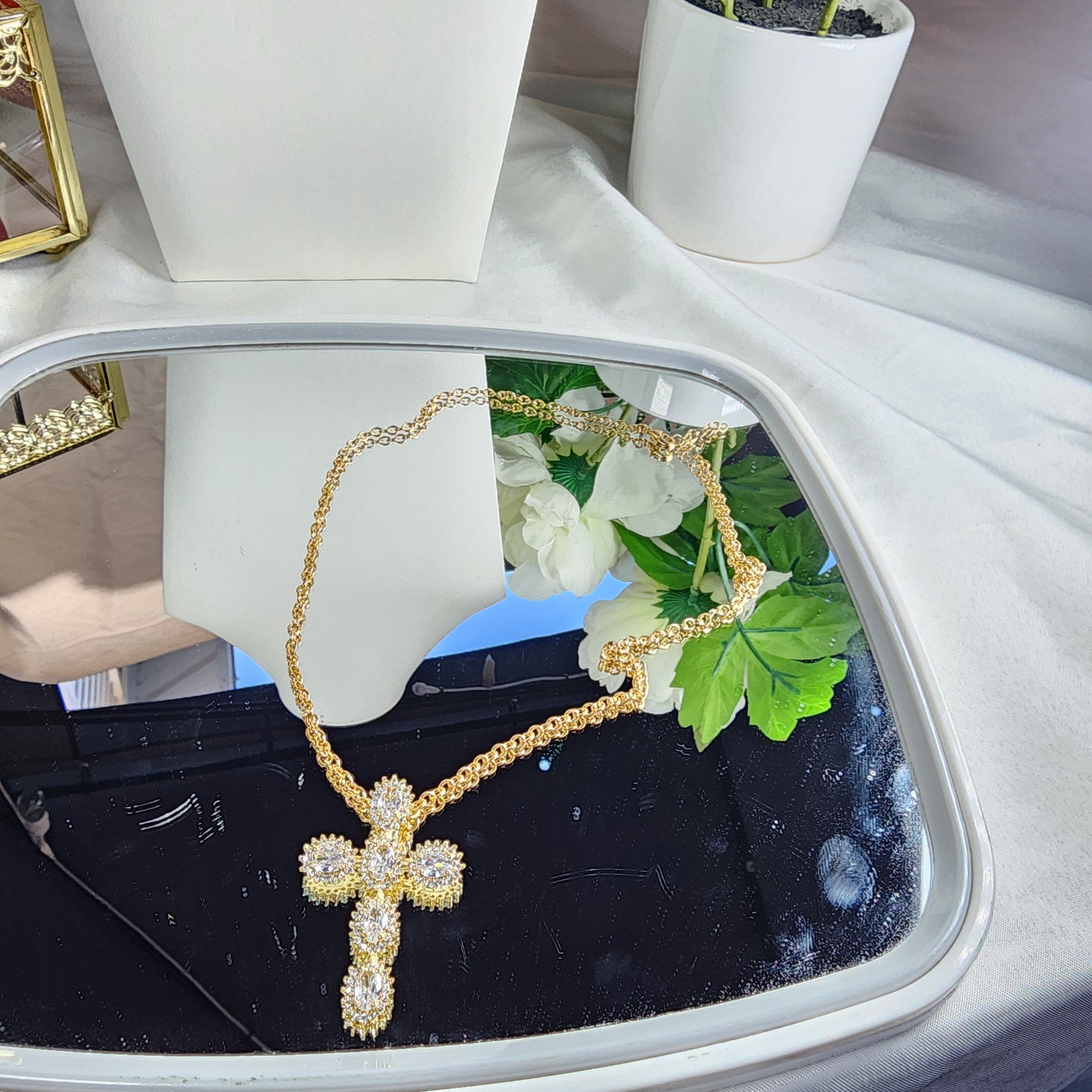 💮Stainless steel cross necklace with inlaid artificial zircons.📿