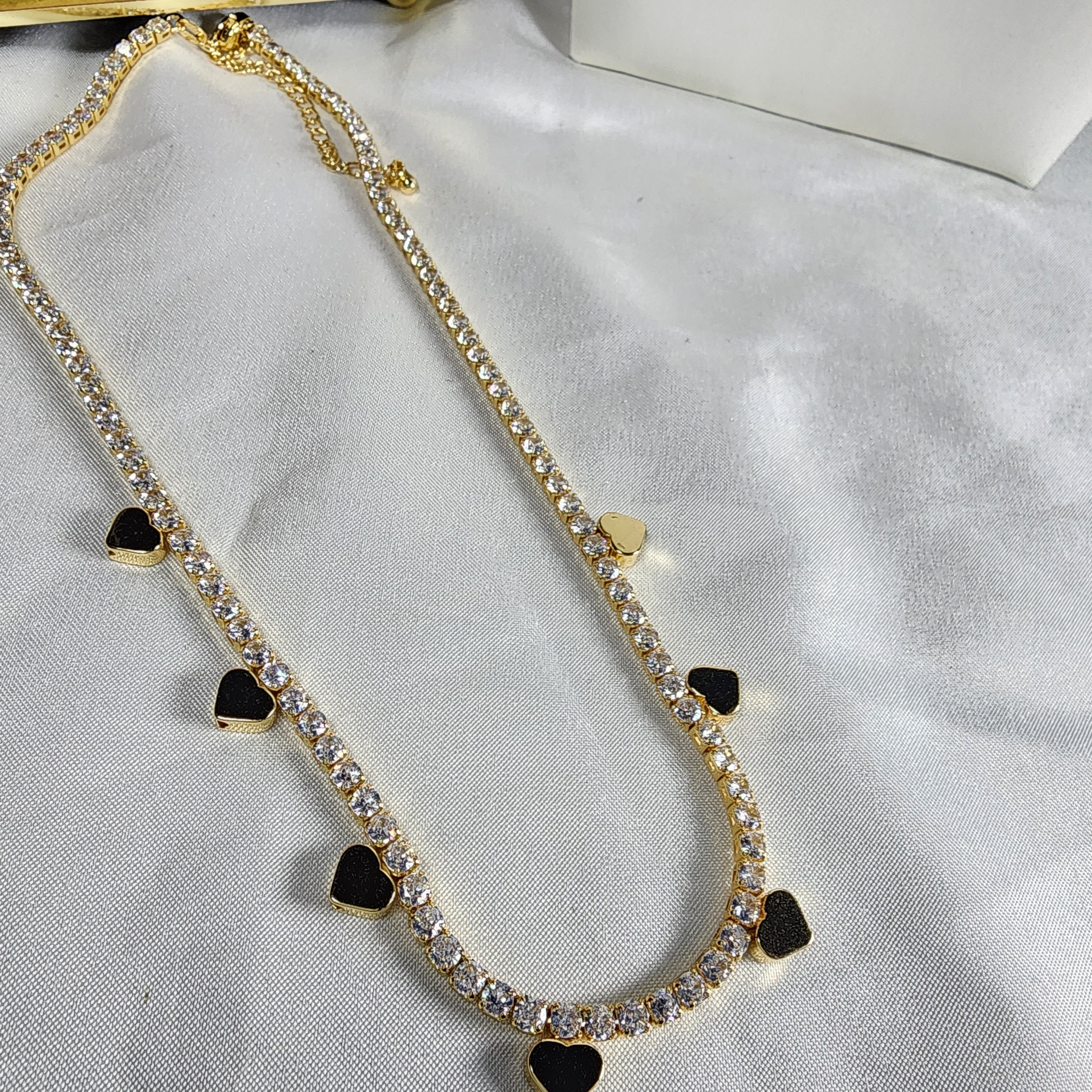 💮Sparkling tennis chain choker with hearts.📿