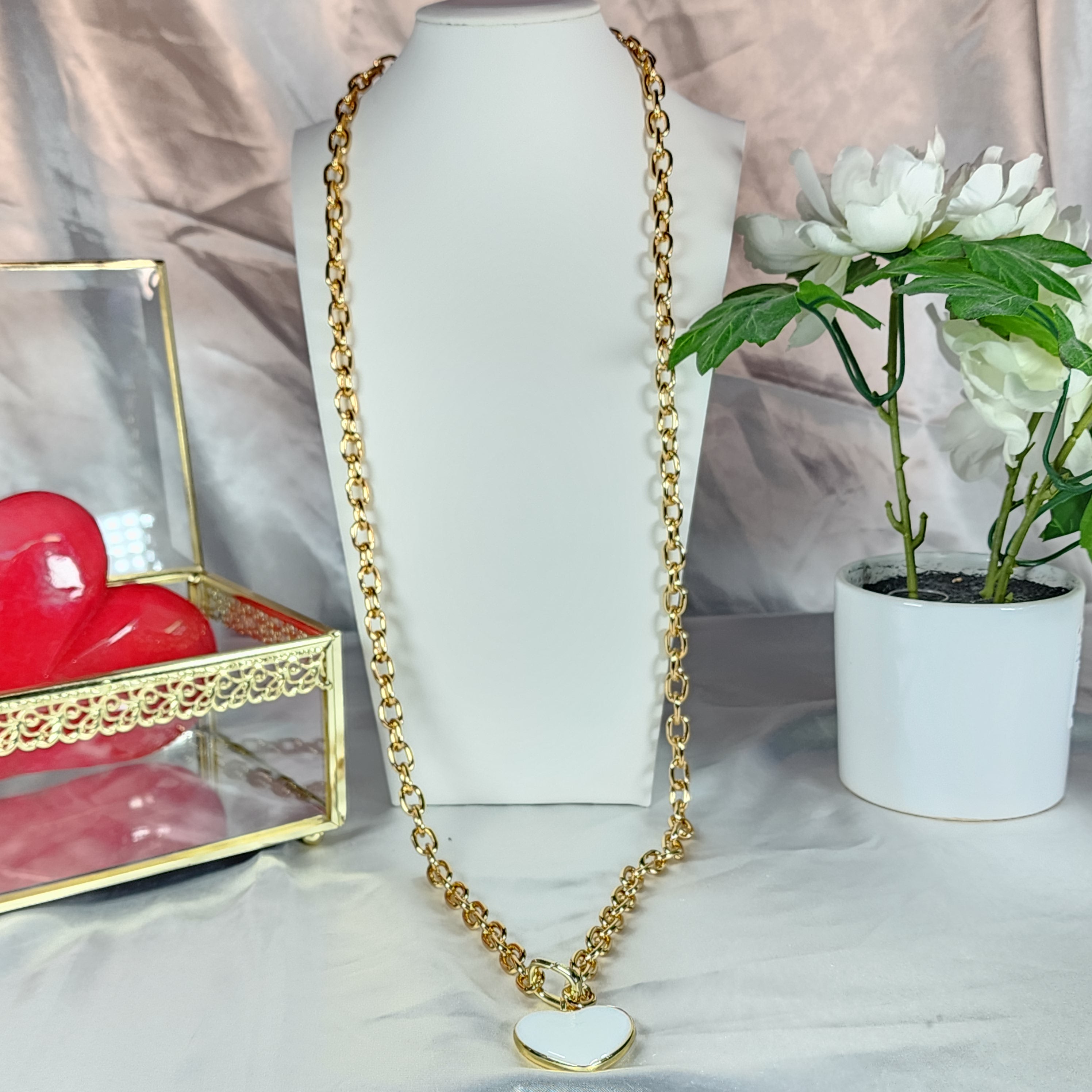💮Heart pendant necklace with gold-plated design.📿