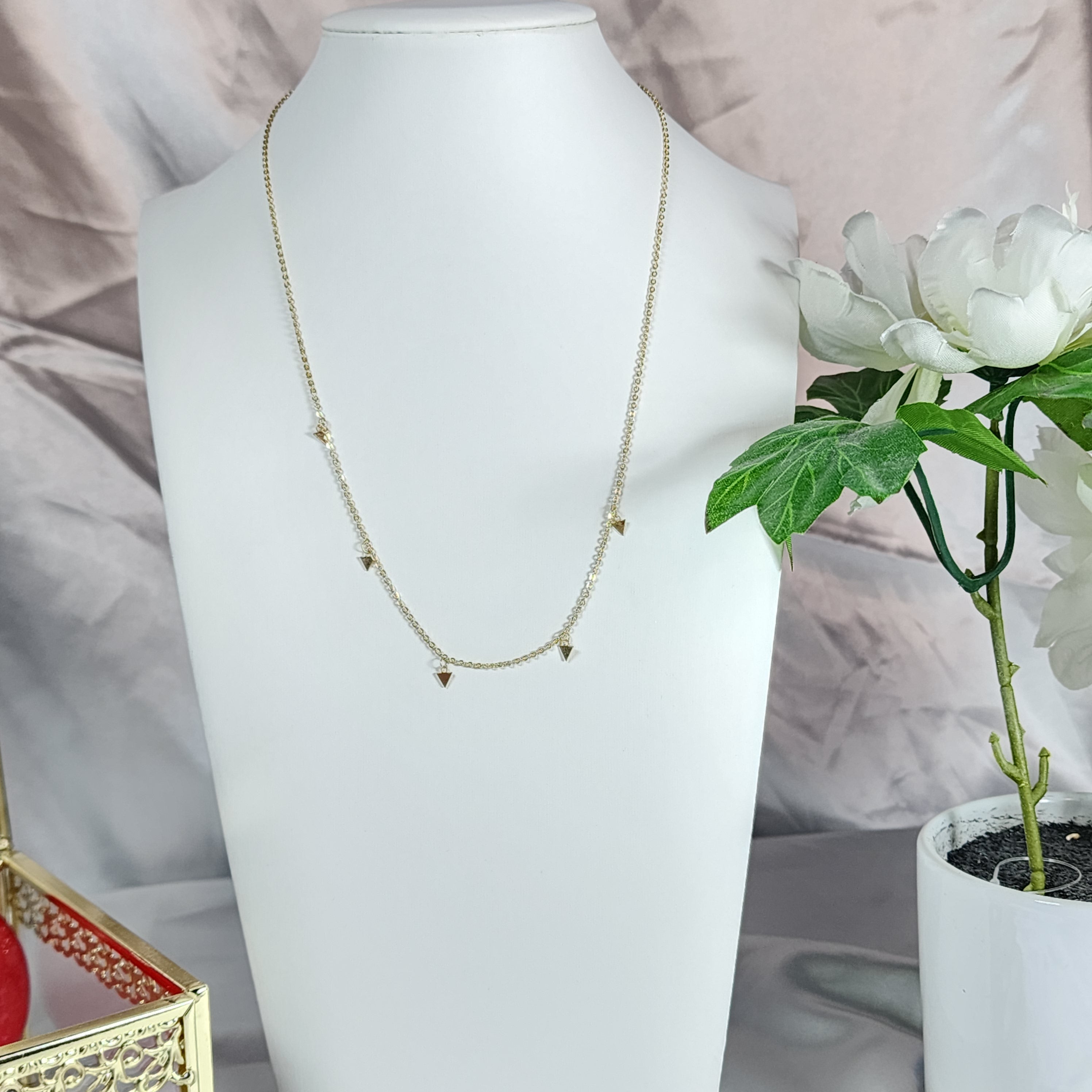💮Guiza choker necklace with gold-plated surgical steel charms.📿