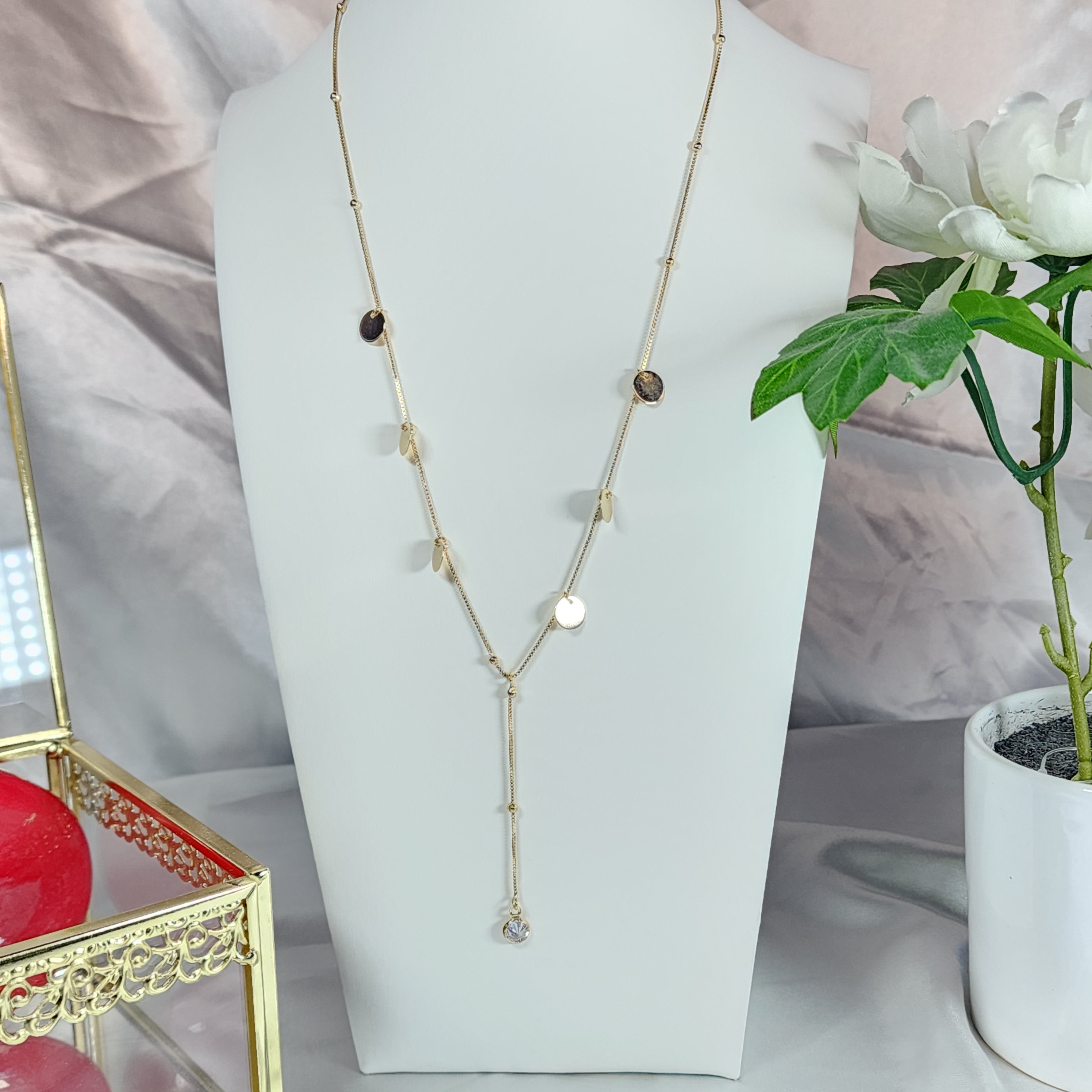 💮Necktie necklace with a shiny pendant and embellishments.📿