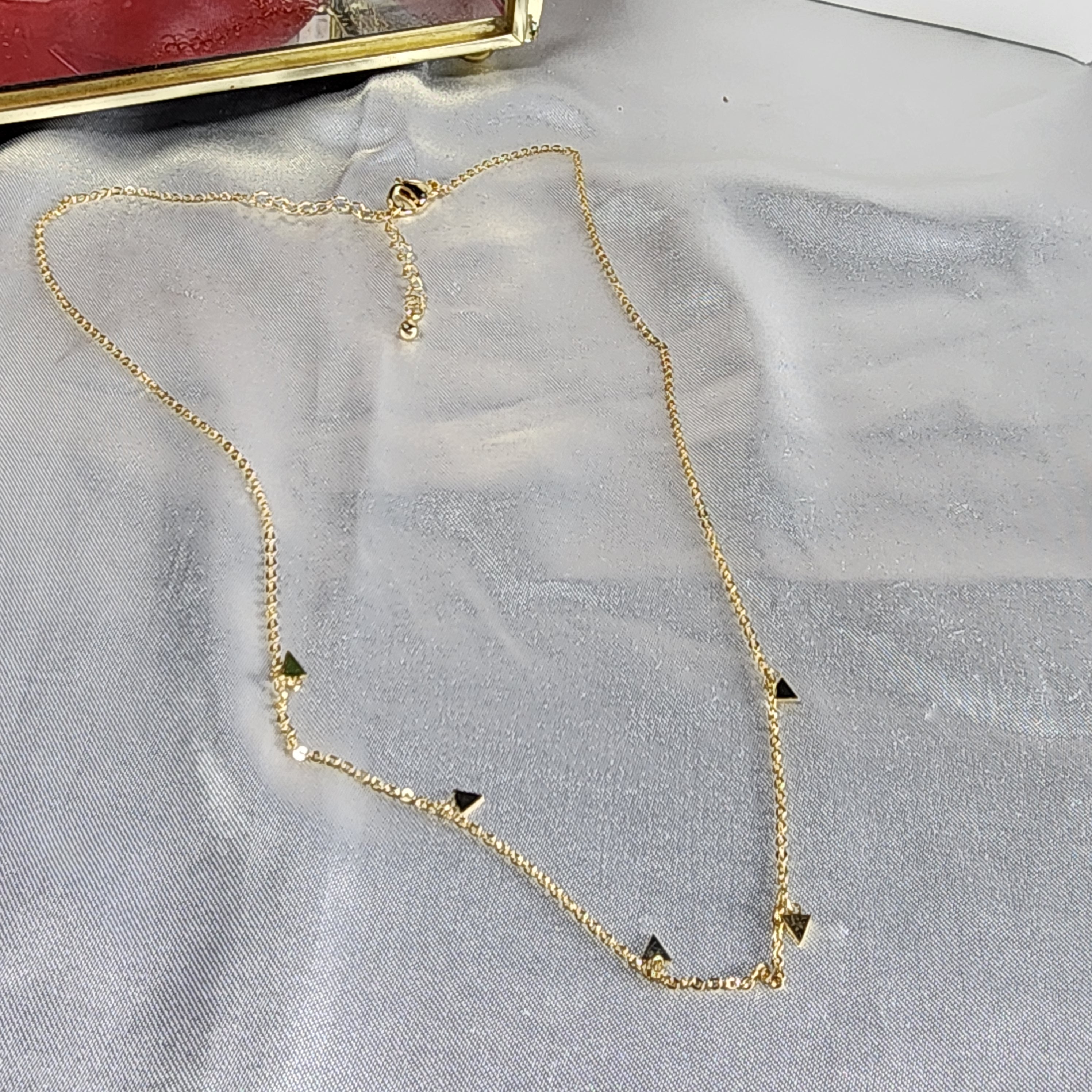 💮Guiza choker necklace with gold-plated surgical steel charms.📿