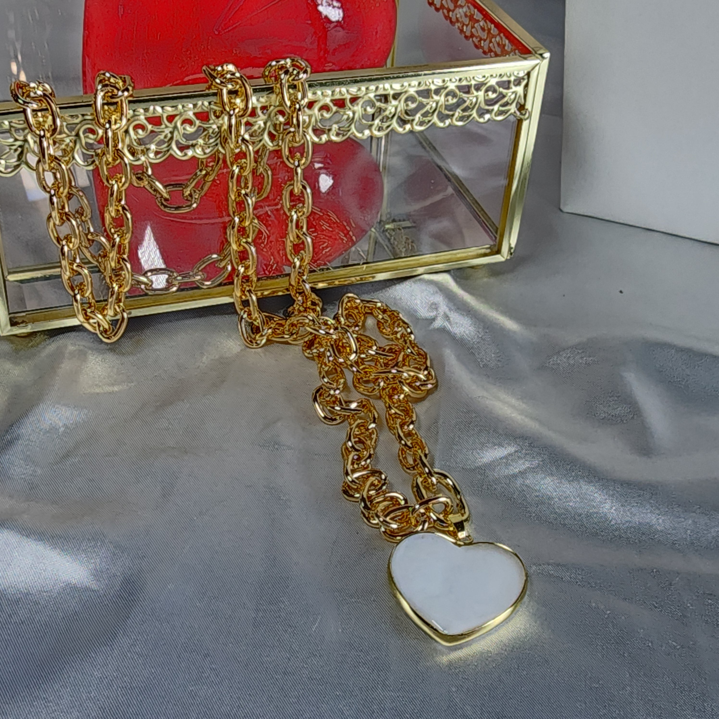 💮Heart pendant necklace with gold-plated design.📿