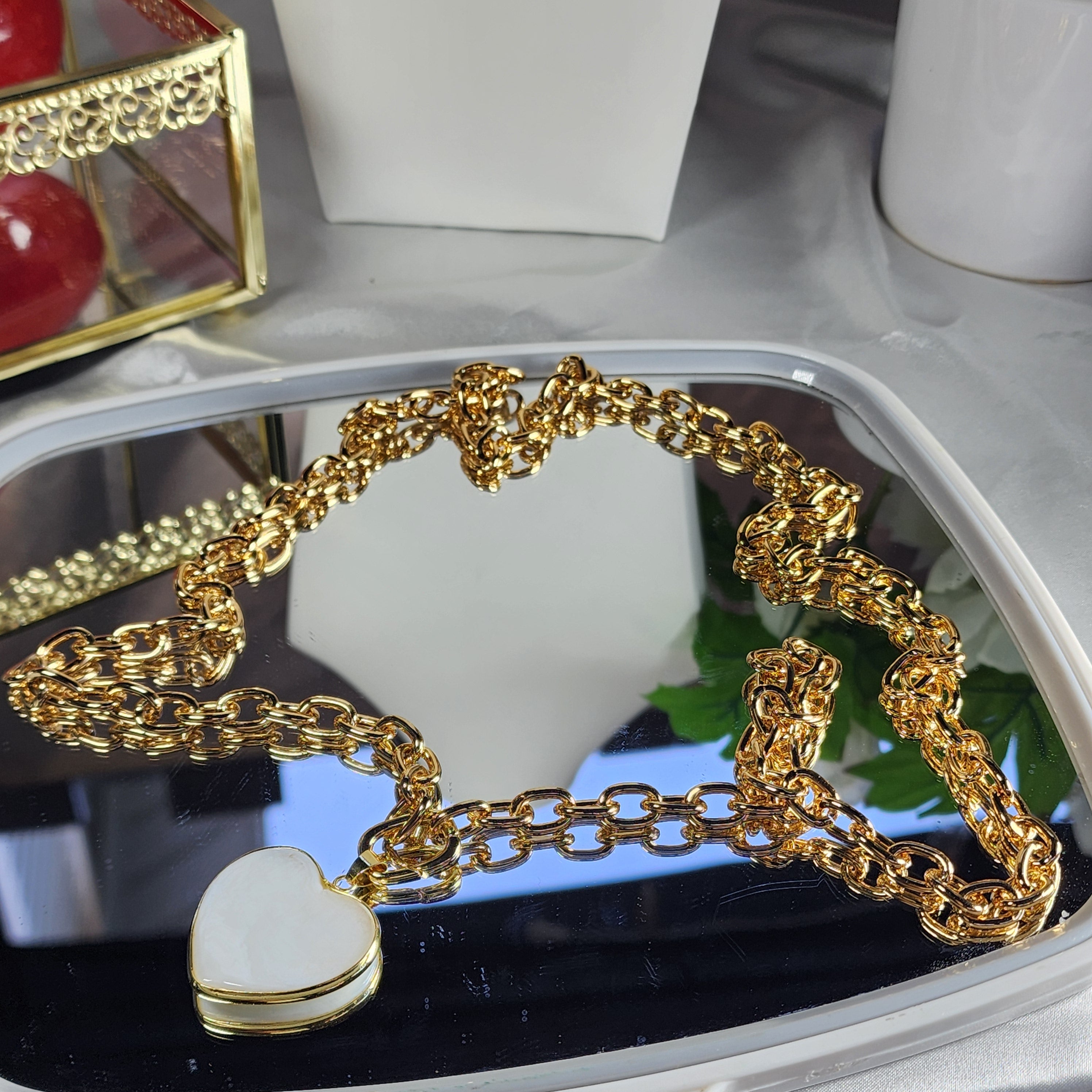 💮Heart pendant necklace with gold-plated design.📿