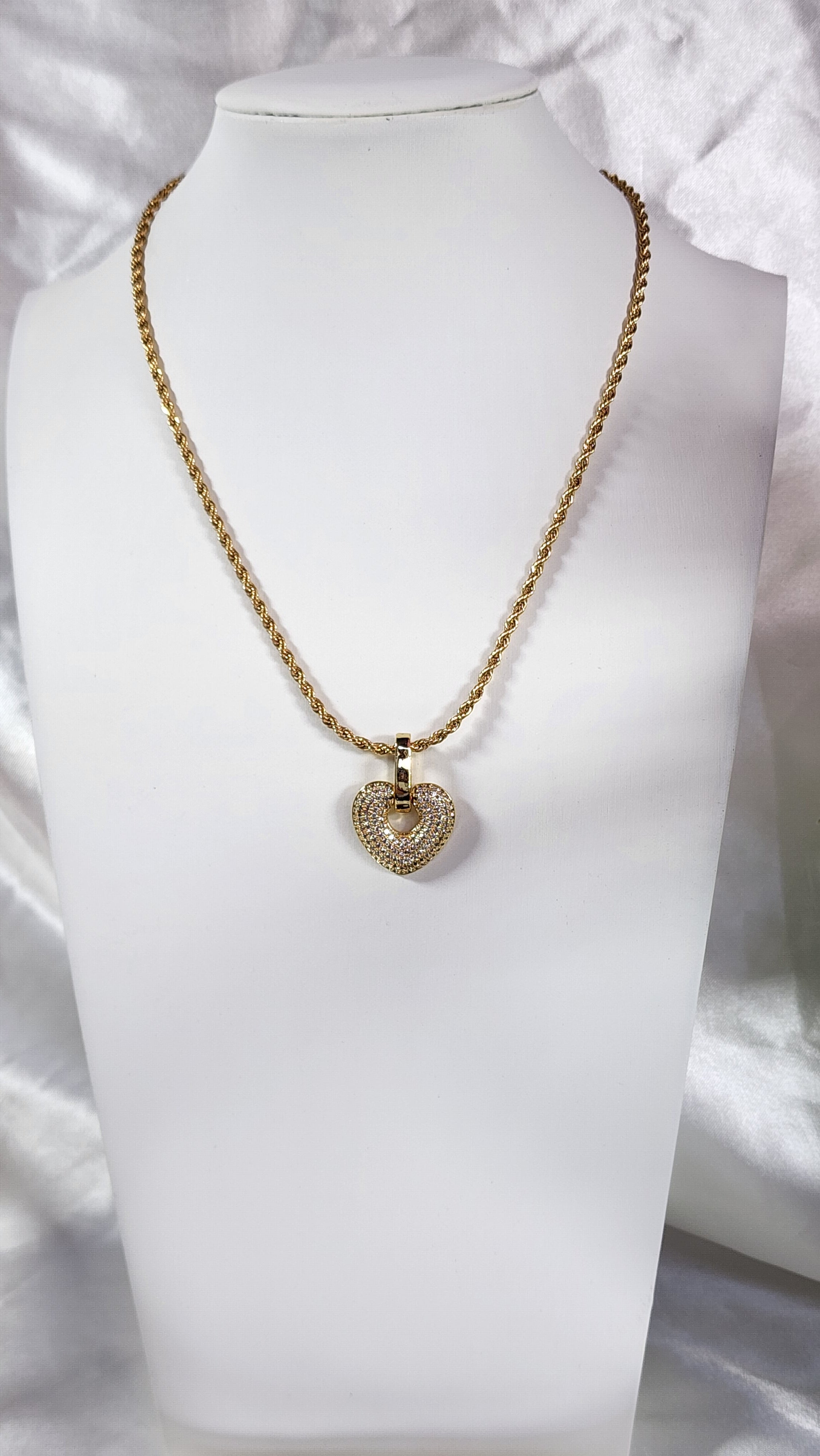 💮Mini open heart choker pendant with cubic zirconia stones.📿