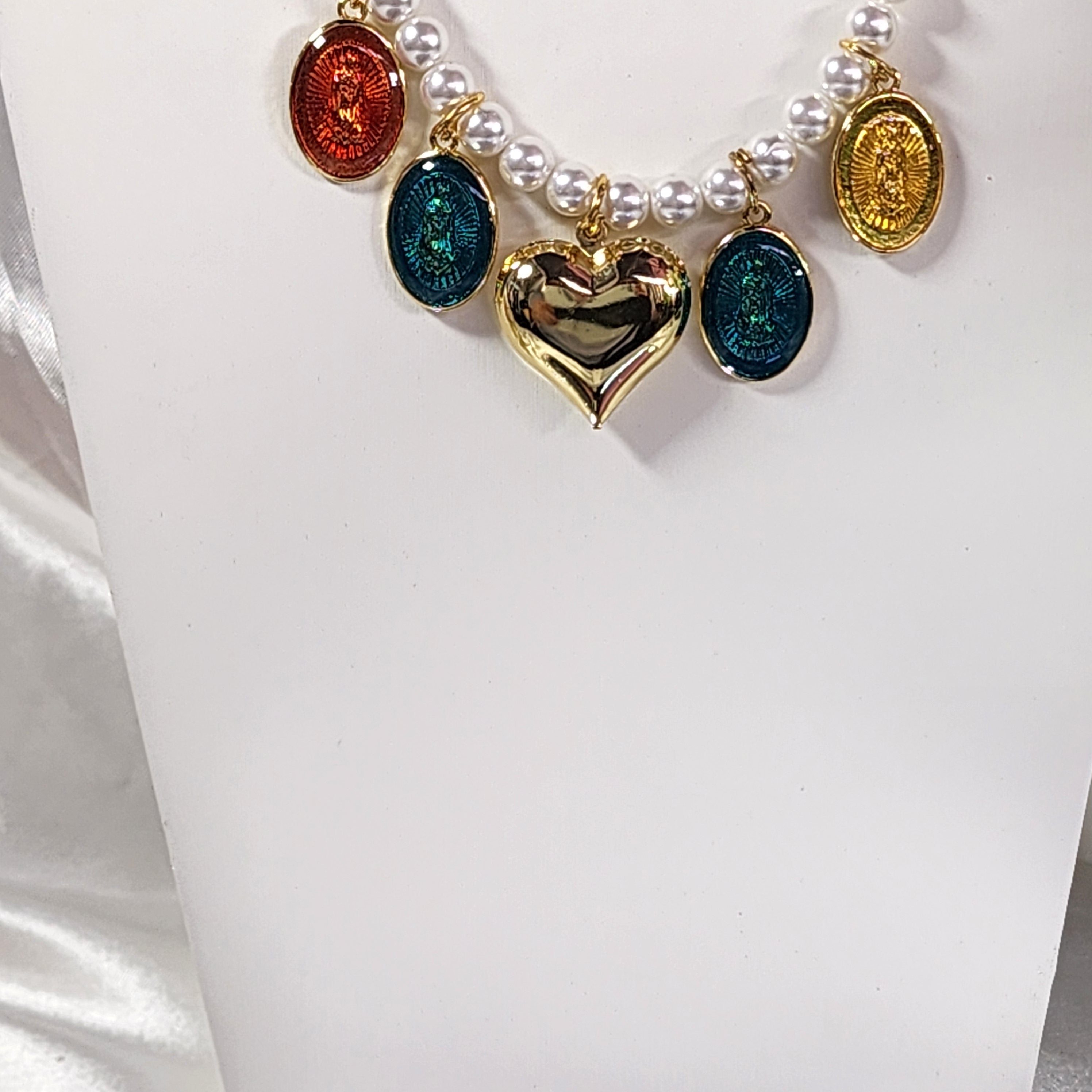 💮Choker necklace with a pendant of the Lady of Guadalupe, a heart, and white fancy pearls📿.