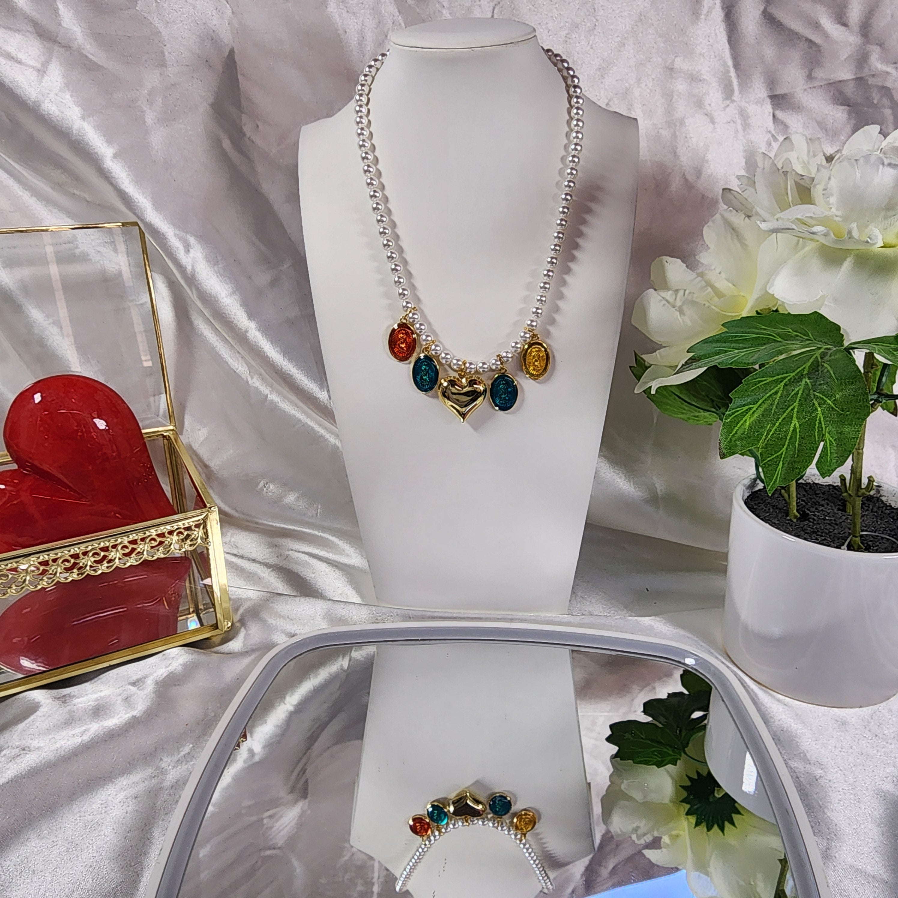 💮Choker necklace with a pendant of the Lady of Guadalupe, a heart, and white fancy pearls📿.
