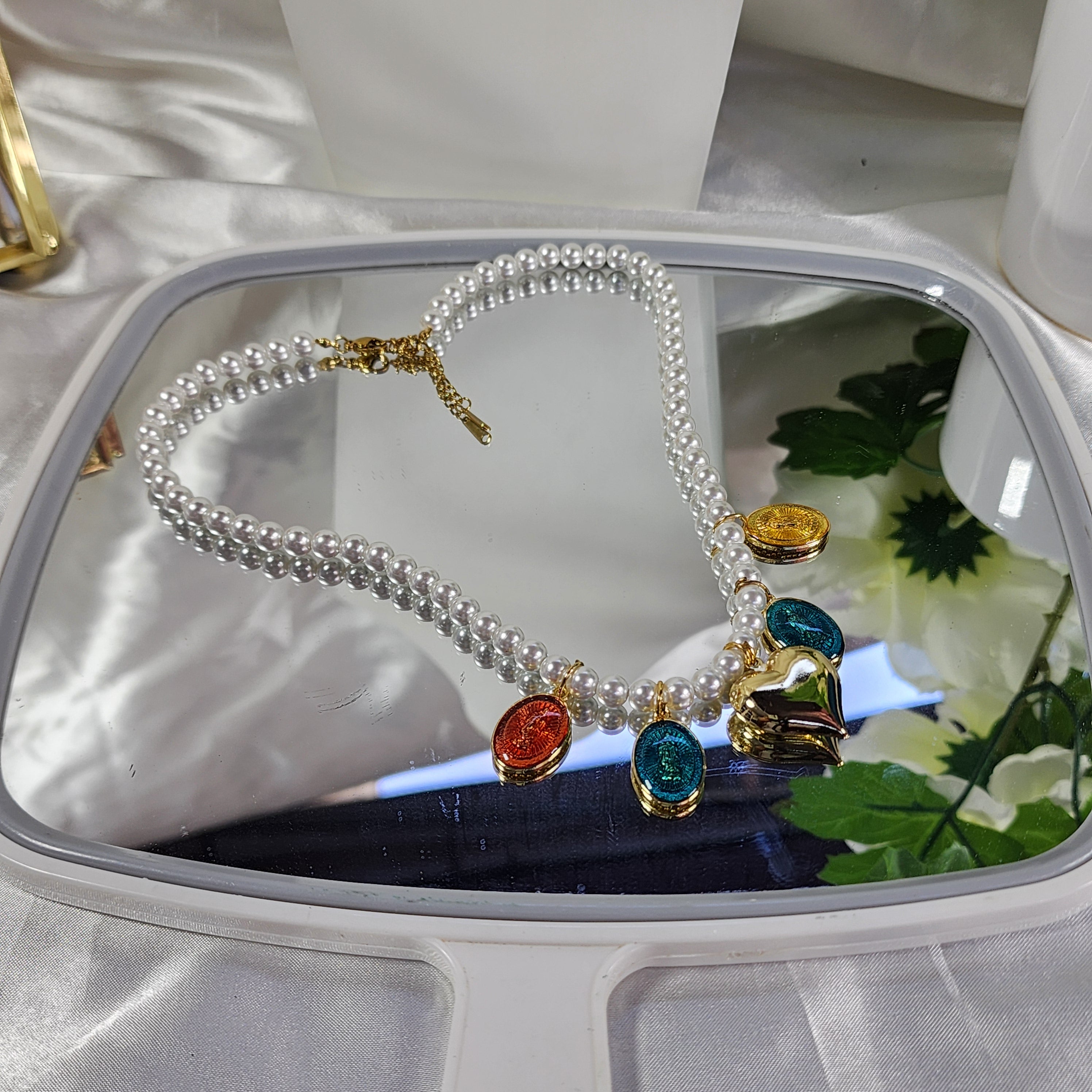 💮Choker necklace with a pendant of the Lady of Guadalupe, a heart, and white fancy pearls📿.
