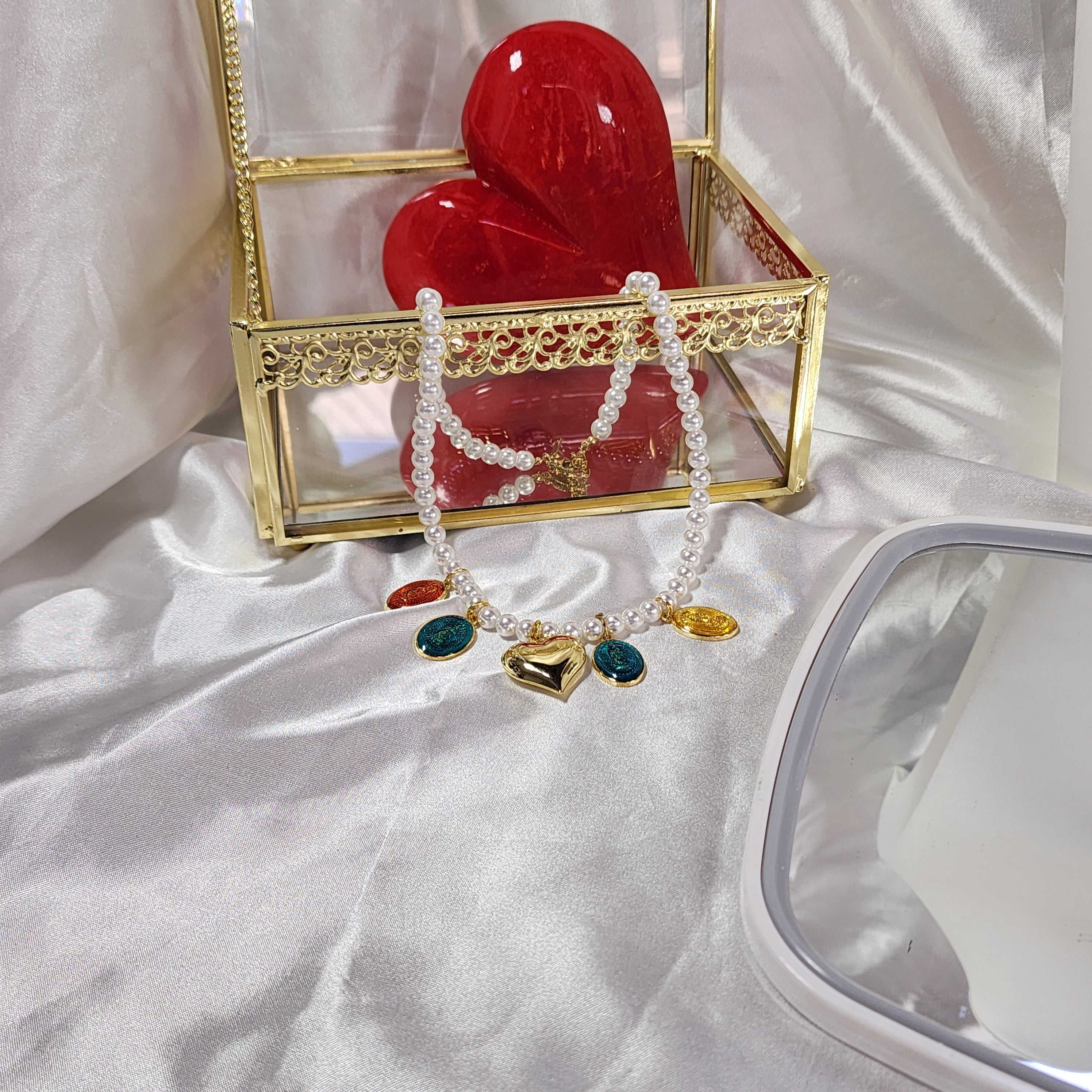 💮Choker necklace with a pendant of the Lady of Guadalupe, a heart, and white fancy pearls📿.