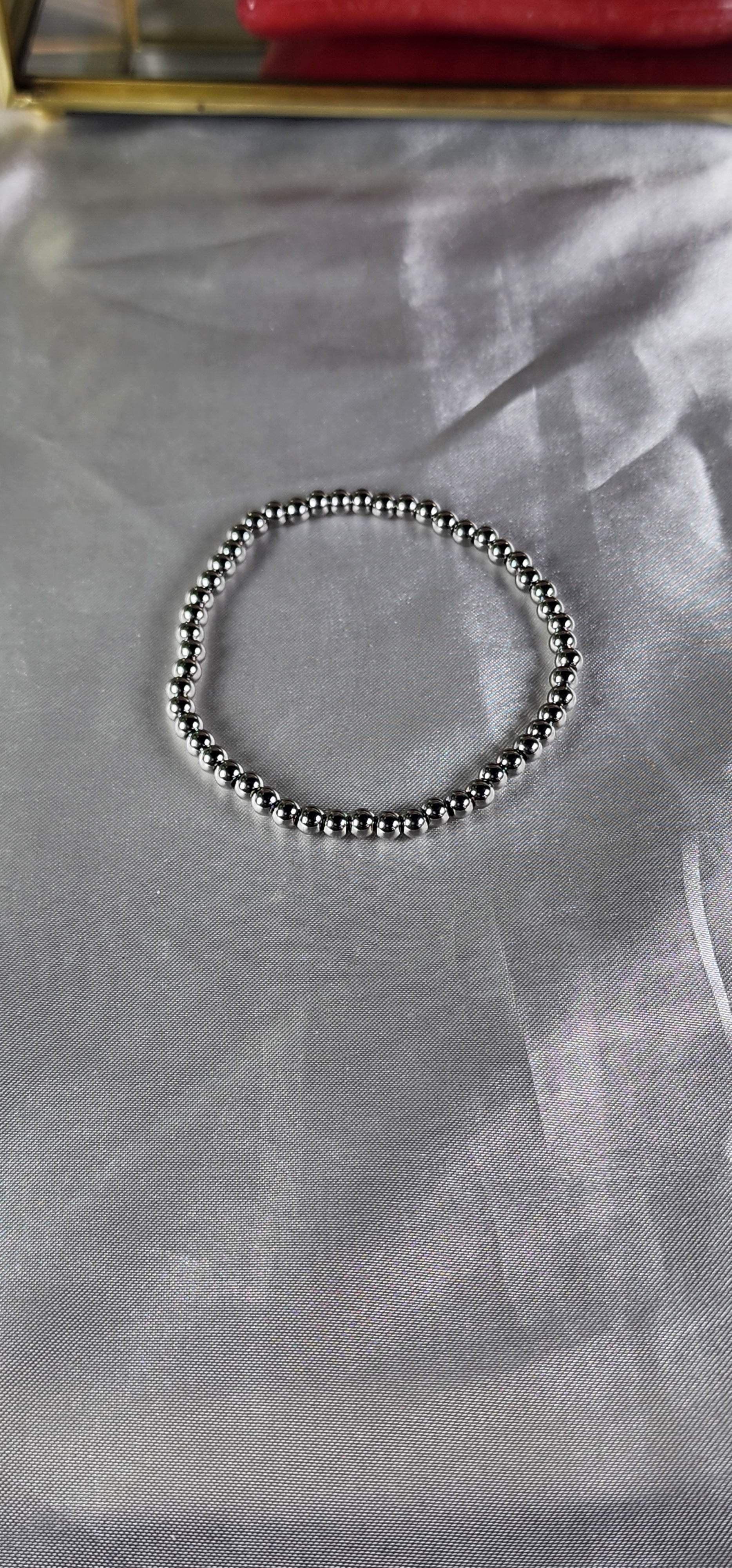 💮Set of elastic silver-colored beaded bracelets.📿