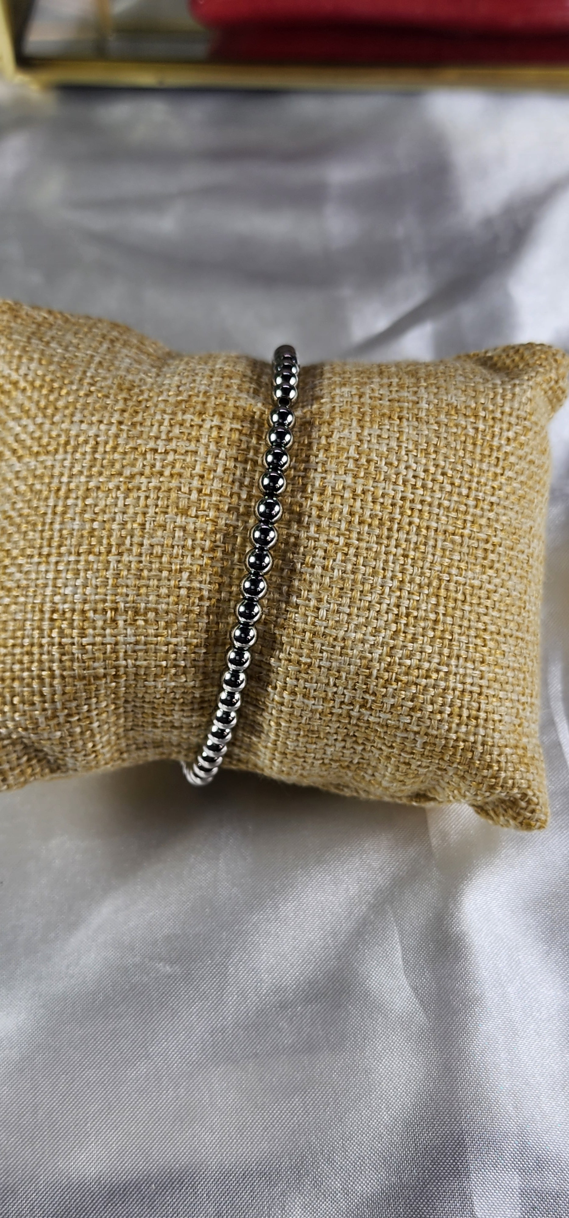 💮Set of elastic silver-colored beaded bracelets.📿