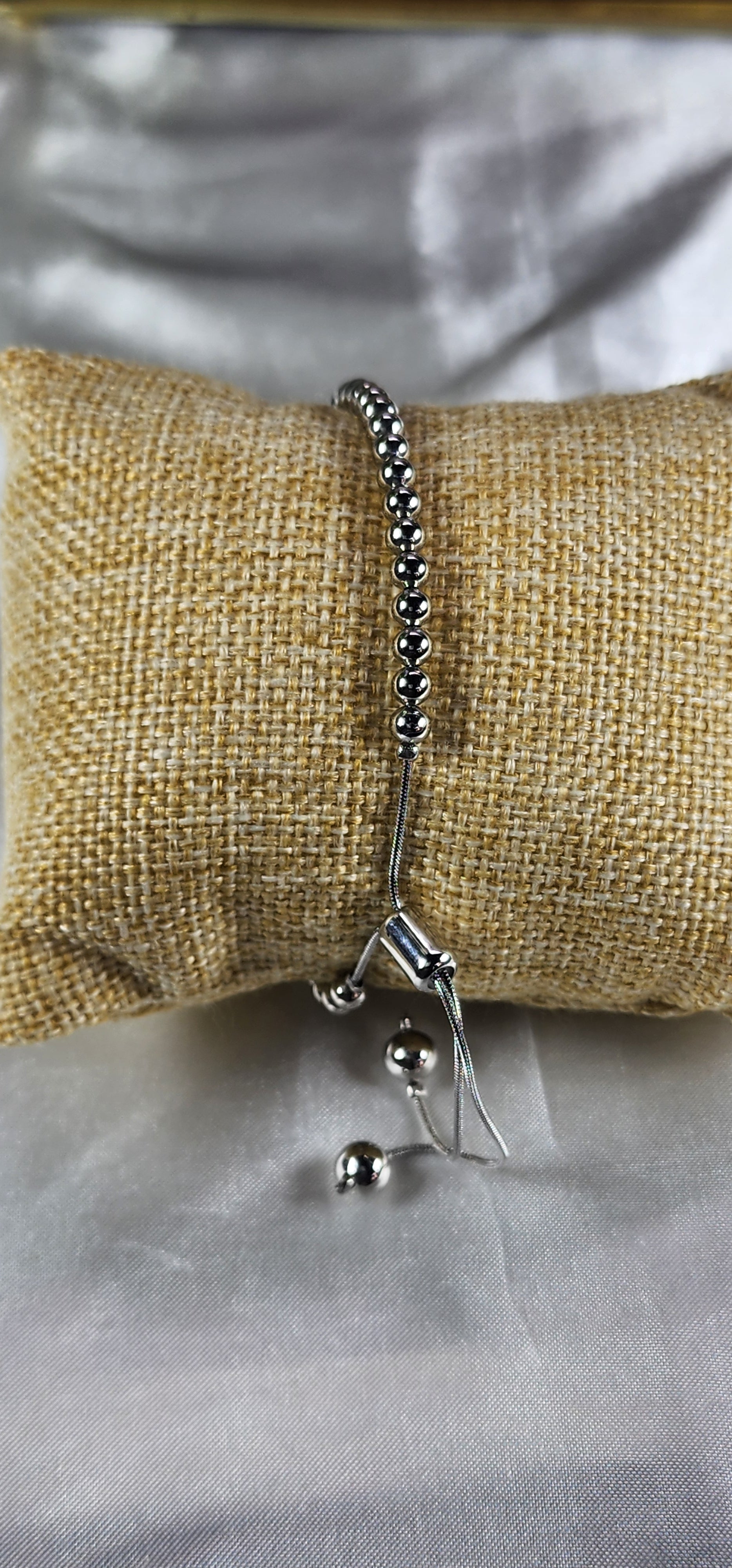 💮Silver-tone beaded bracelets.📿