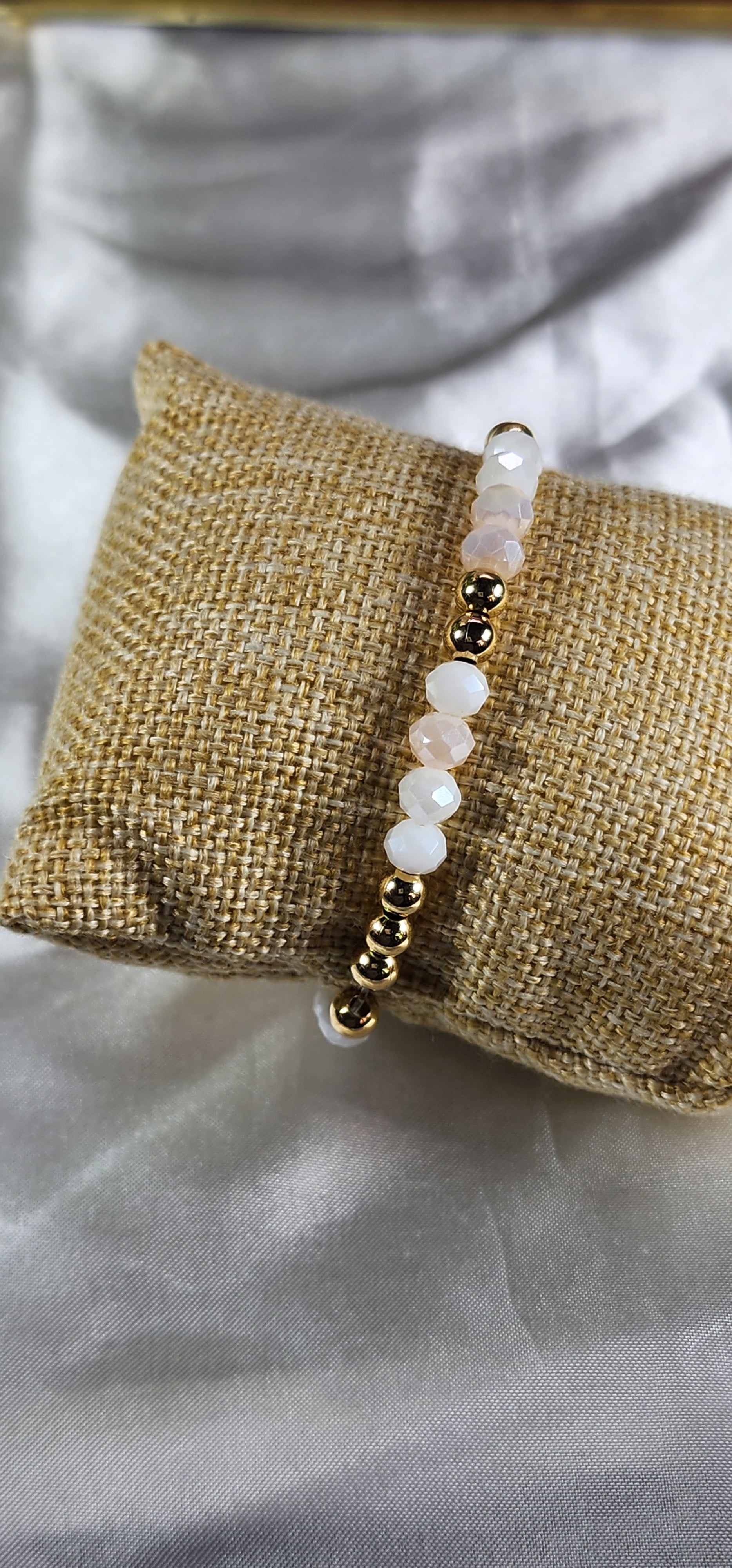 💮Gold-colored metal beaded bracelet set with faux pearls.📿