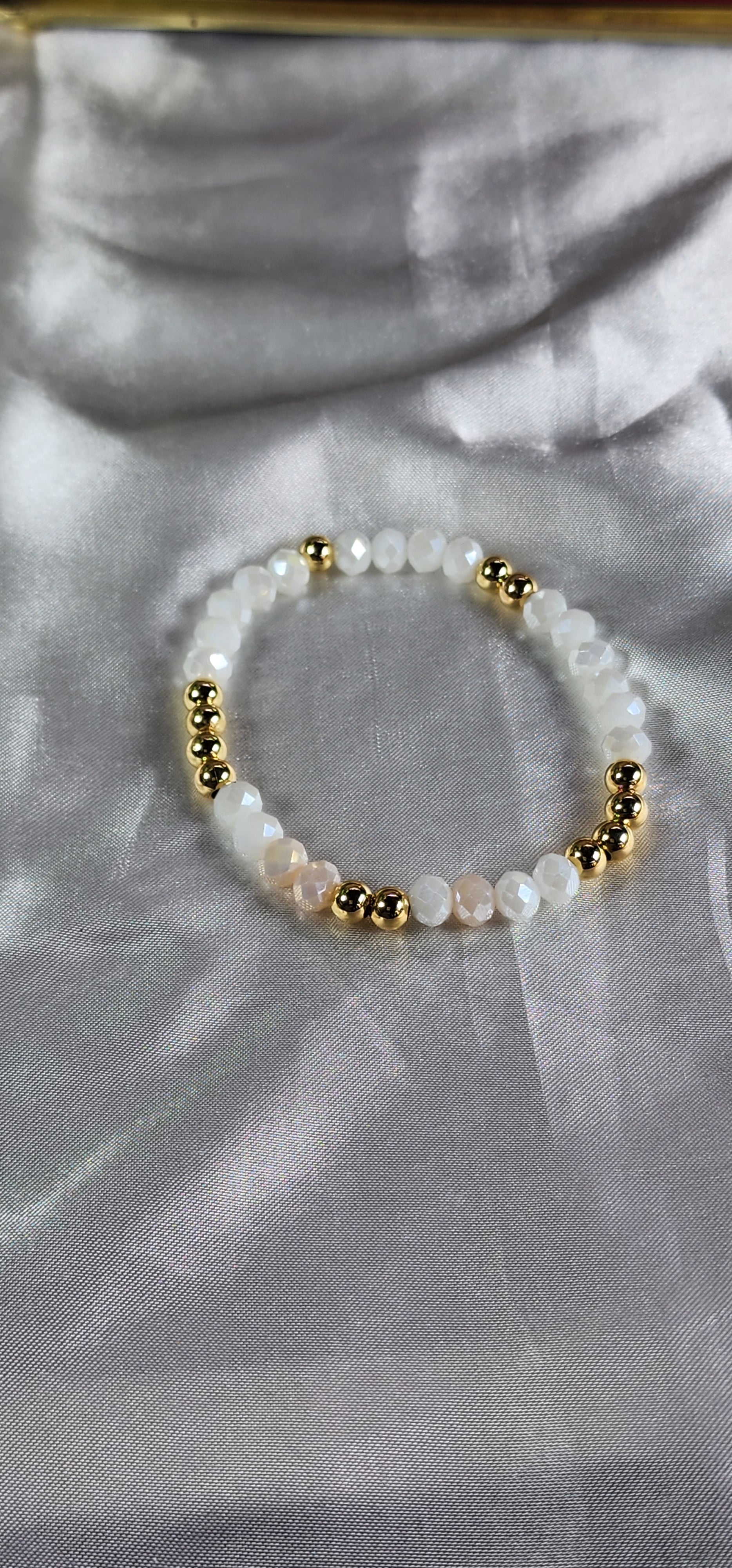 💮Gold-colored metal beaded bracelet set with faux pearls.📿