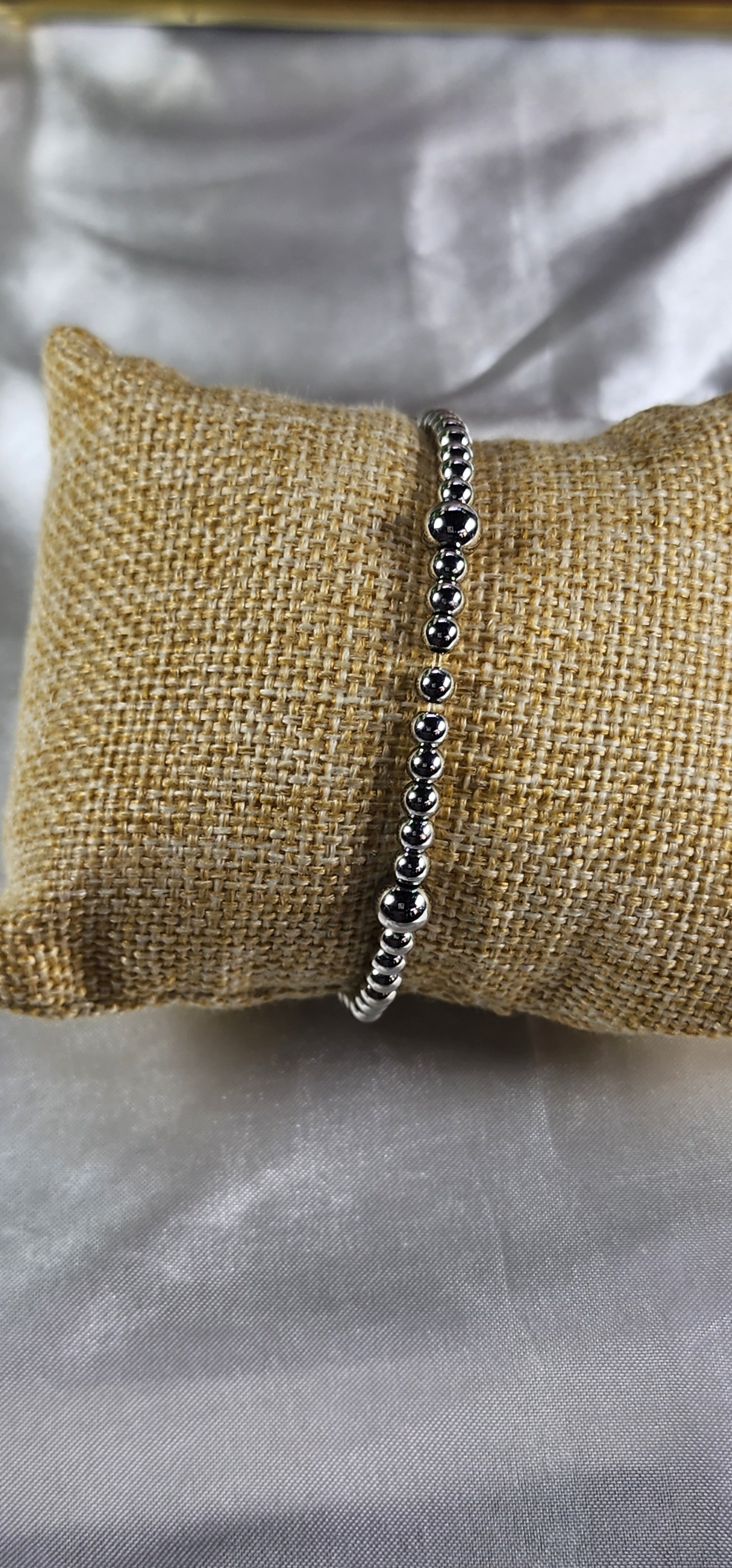 💮Set of elastic silver-colored beaded bracelets.📿