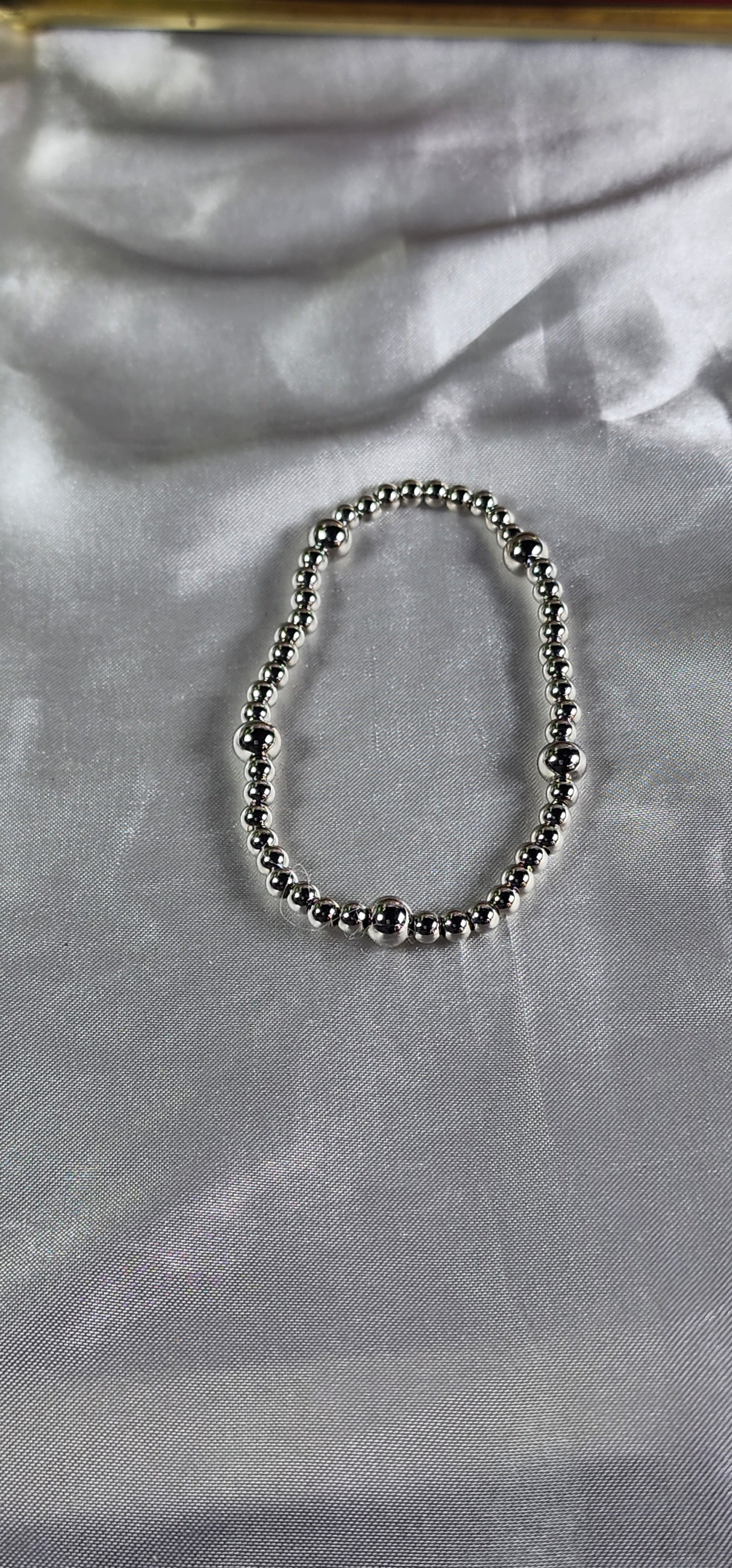 💮Set of elastic silver-colored beaded bracelets.📿