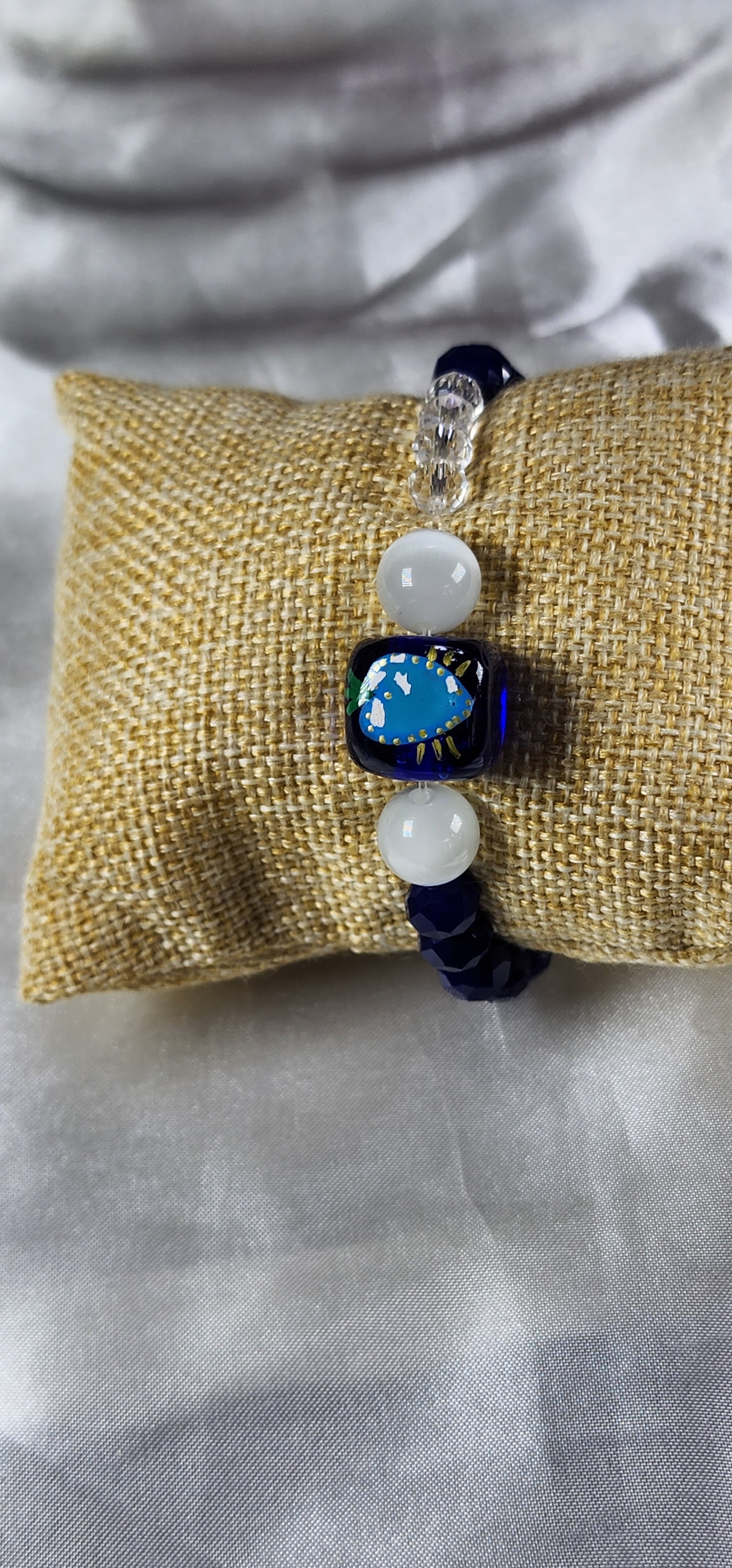 💮Elastic bracelets with round beads of blue onyx and natural white quartz.📿