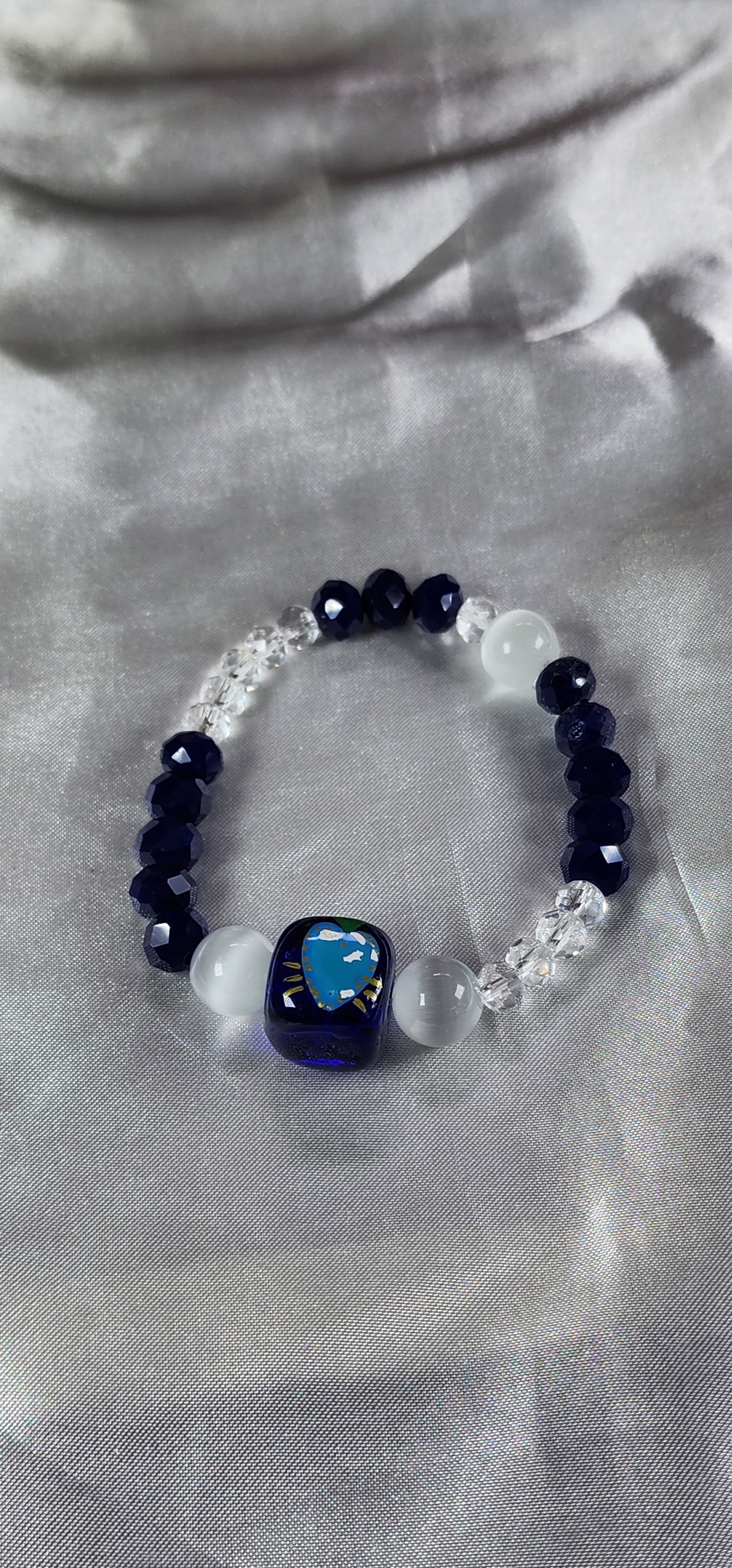 💮Elastic bracelets with round beads of blue onyx and natural white quartz.📿