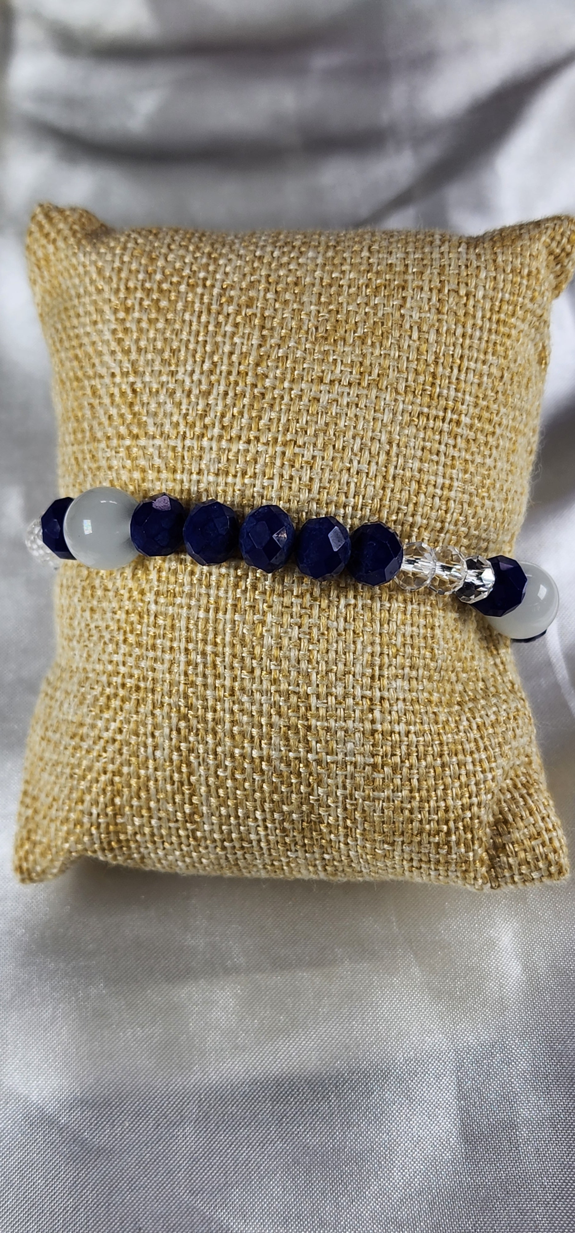 💮Elastic bracelets with round beads of blue onyx and natural white quartz.📿
