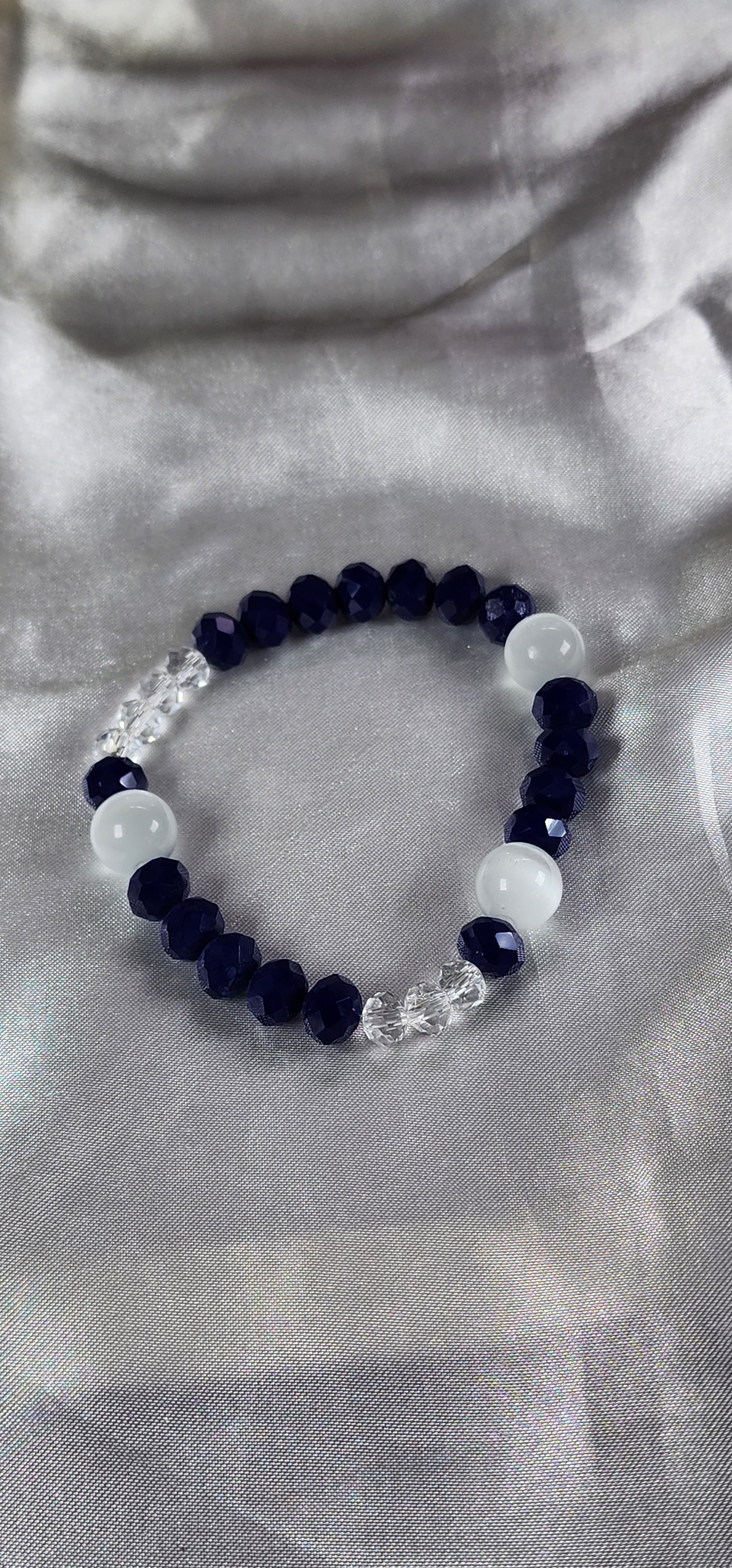 💮Elastic bracelets with round beads of blue onyx and natural white quartz.📿