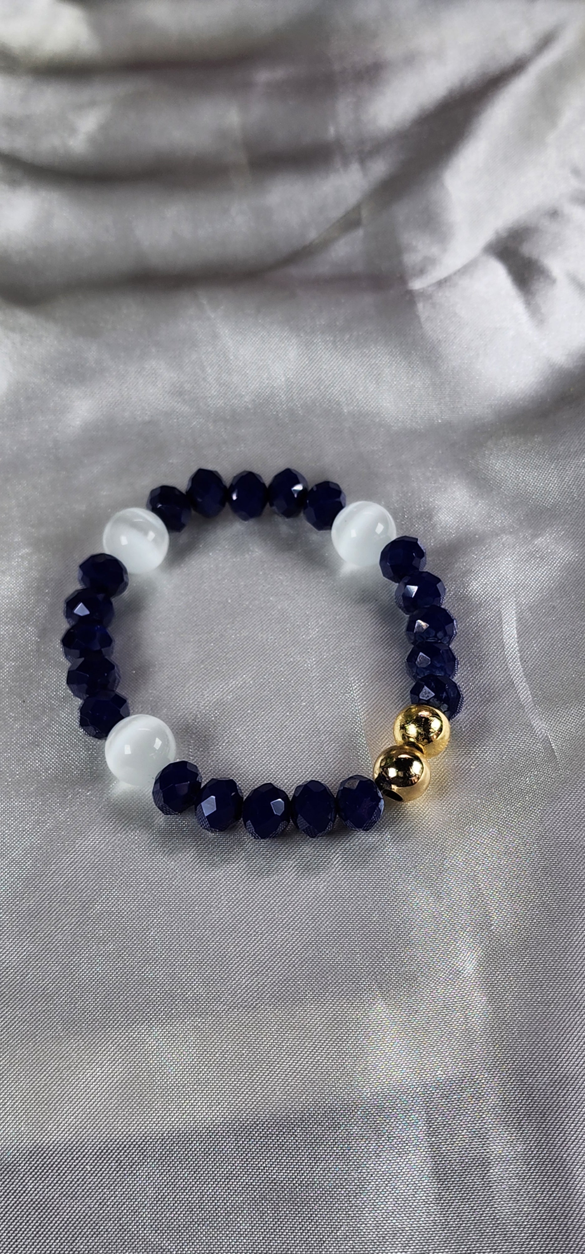 💮Elastic bracelets with round beads of blue onyx and natural white quartz.📿