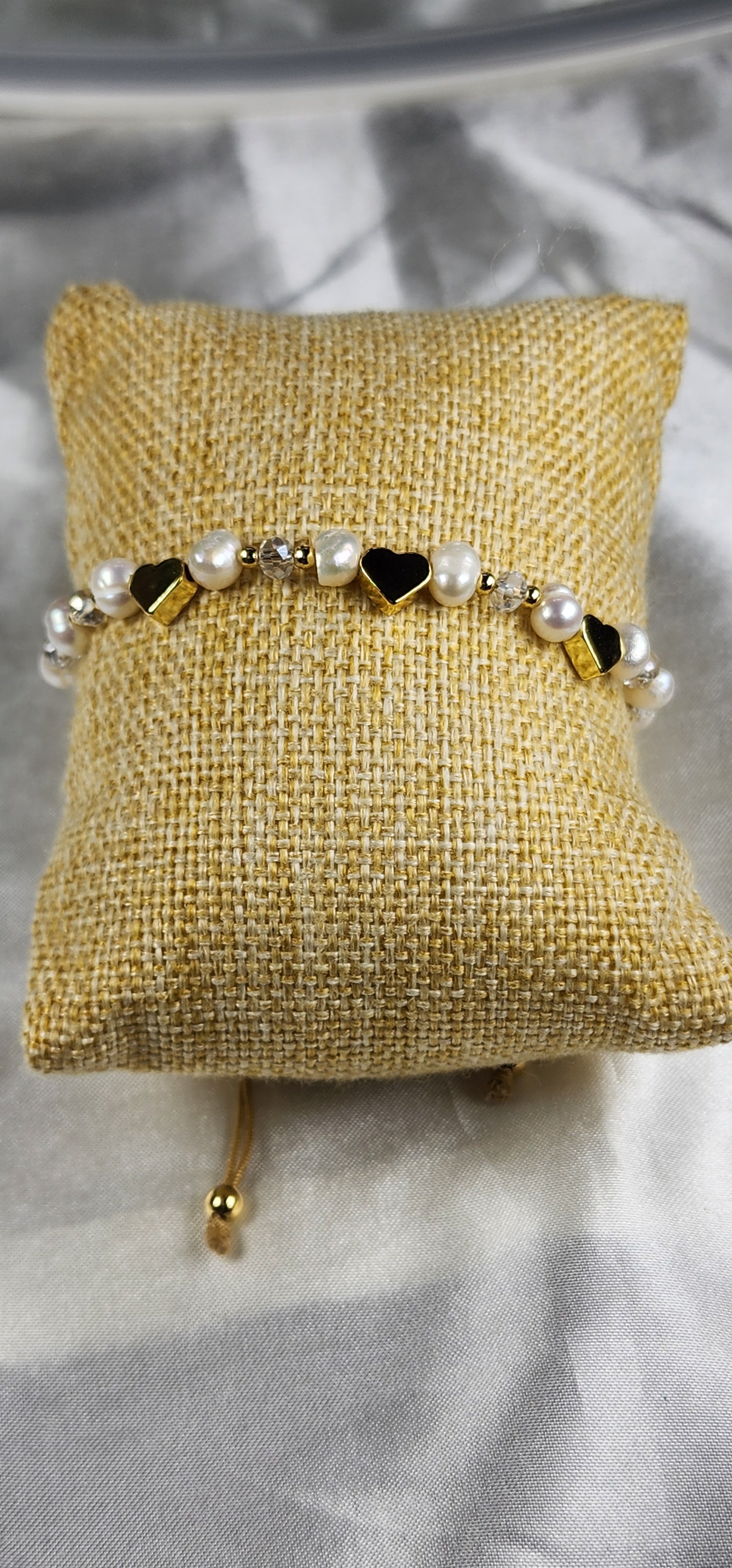 💮Gold-colored metal beaded bracelet set with faux pearls.📿
