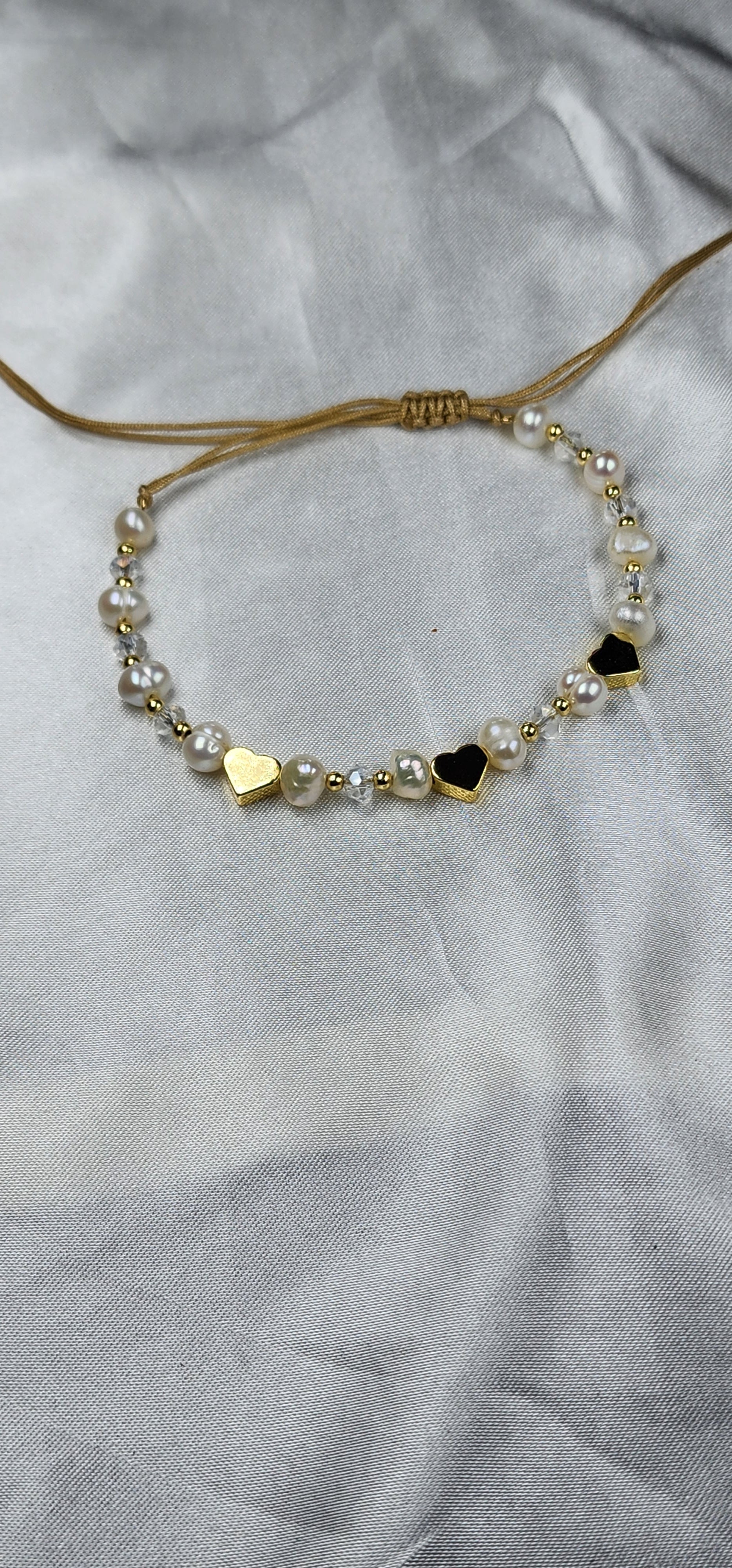 💮Gold-colored metal beaded bracelet set with faux pearls.📿