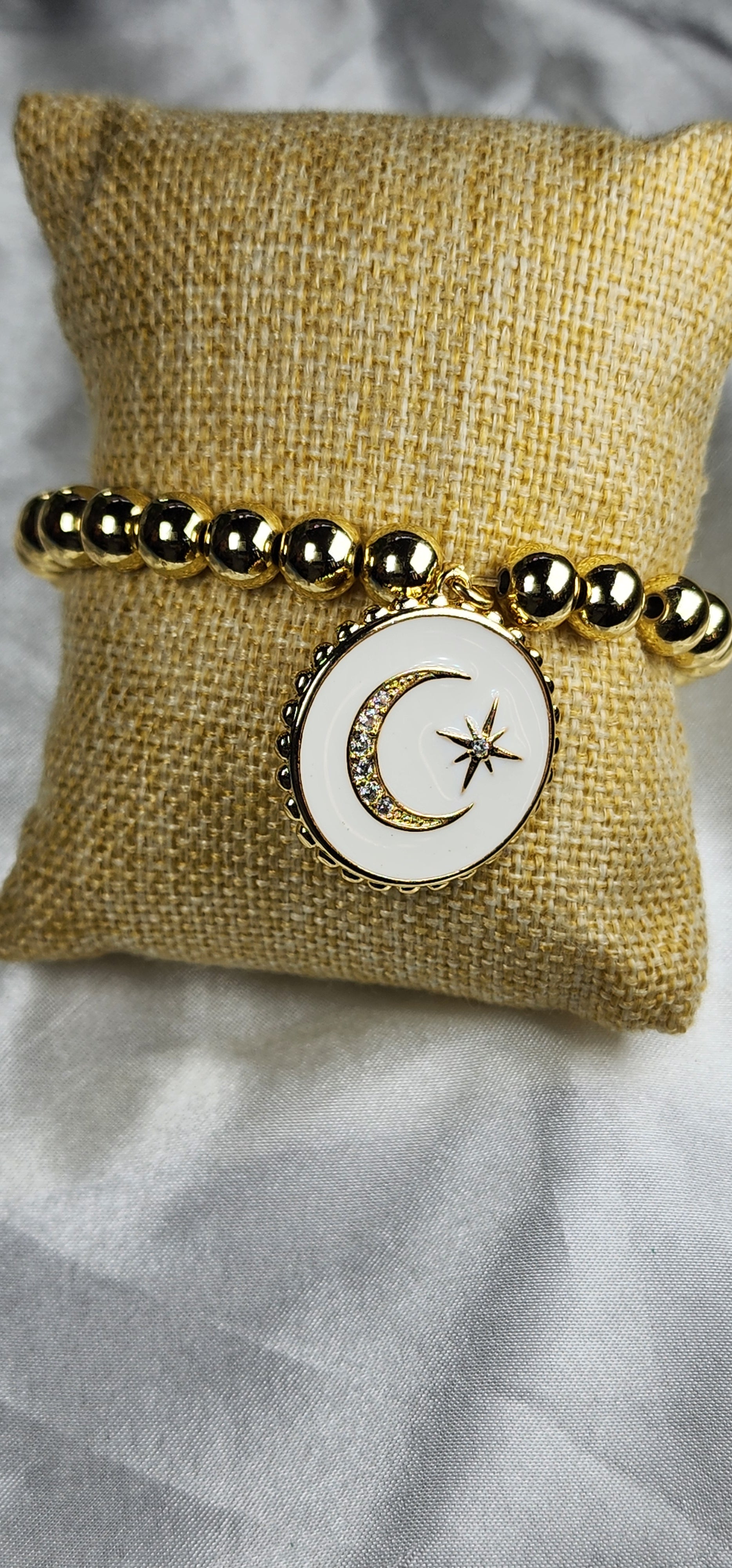 💮Set of elastic gold-colored beaded bracelets.📿