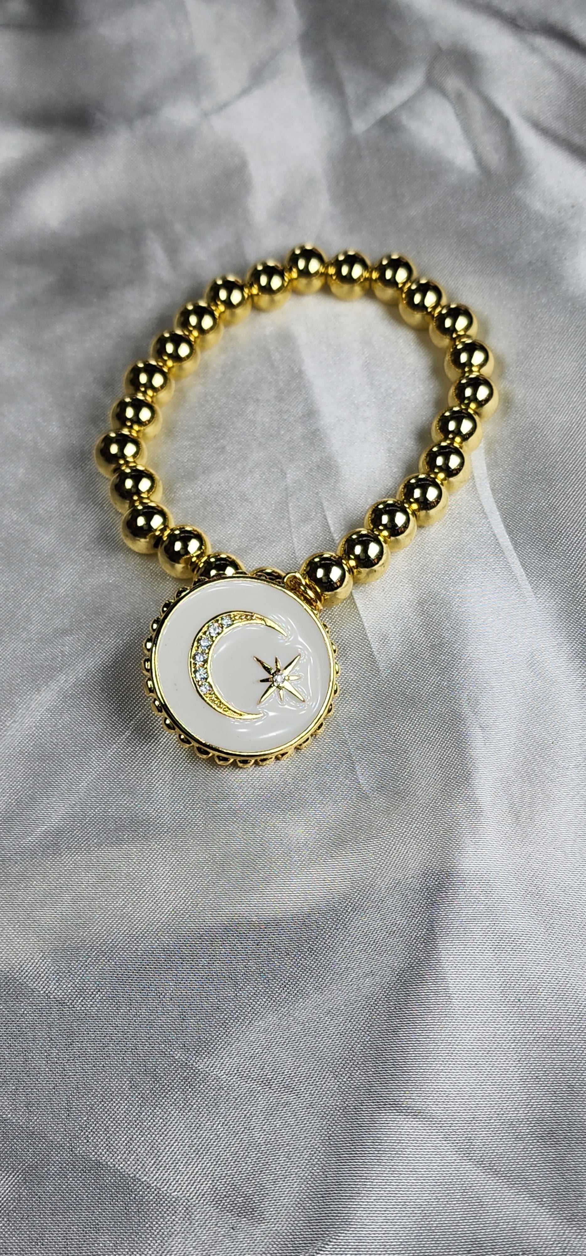 💮Set of elastic gold-colored beaded bracelets.📿