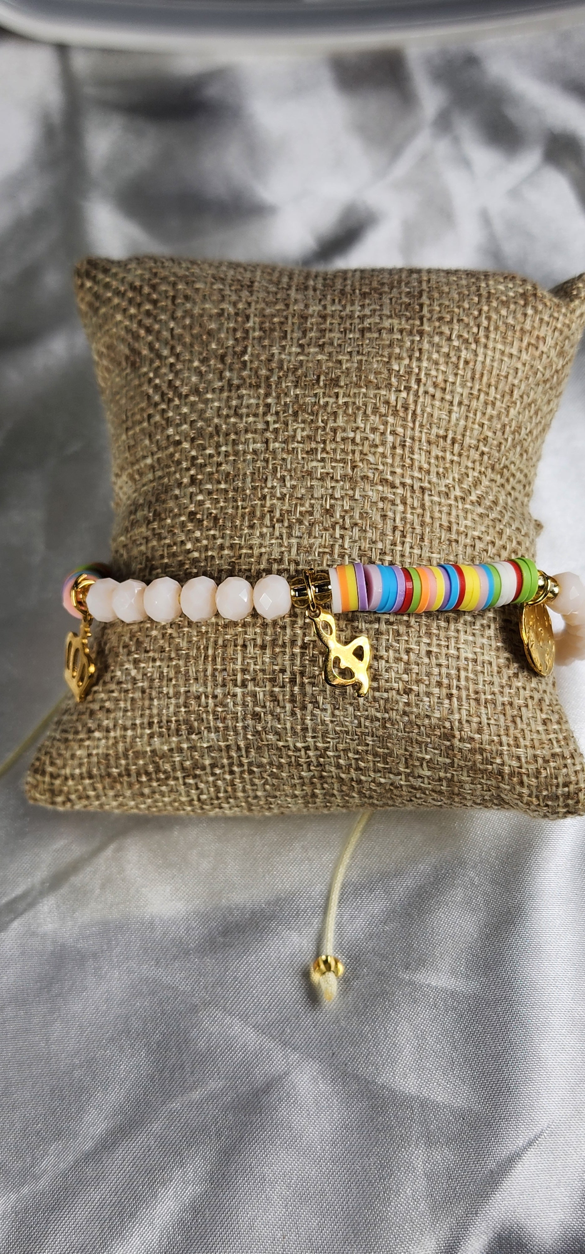 💮Gold-colored metal beaded bracelet set with faux pearls.📿