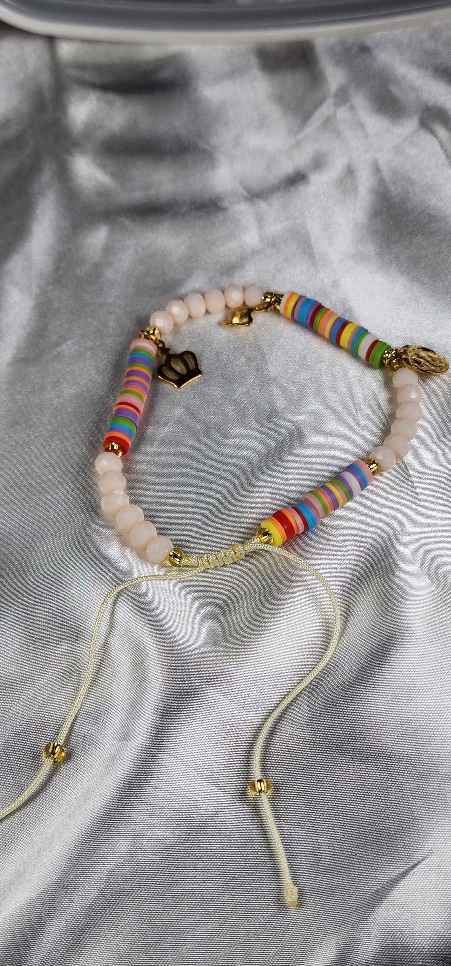 💮Gold-colored metal beaded bracelet set with faux pearls.📿