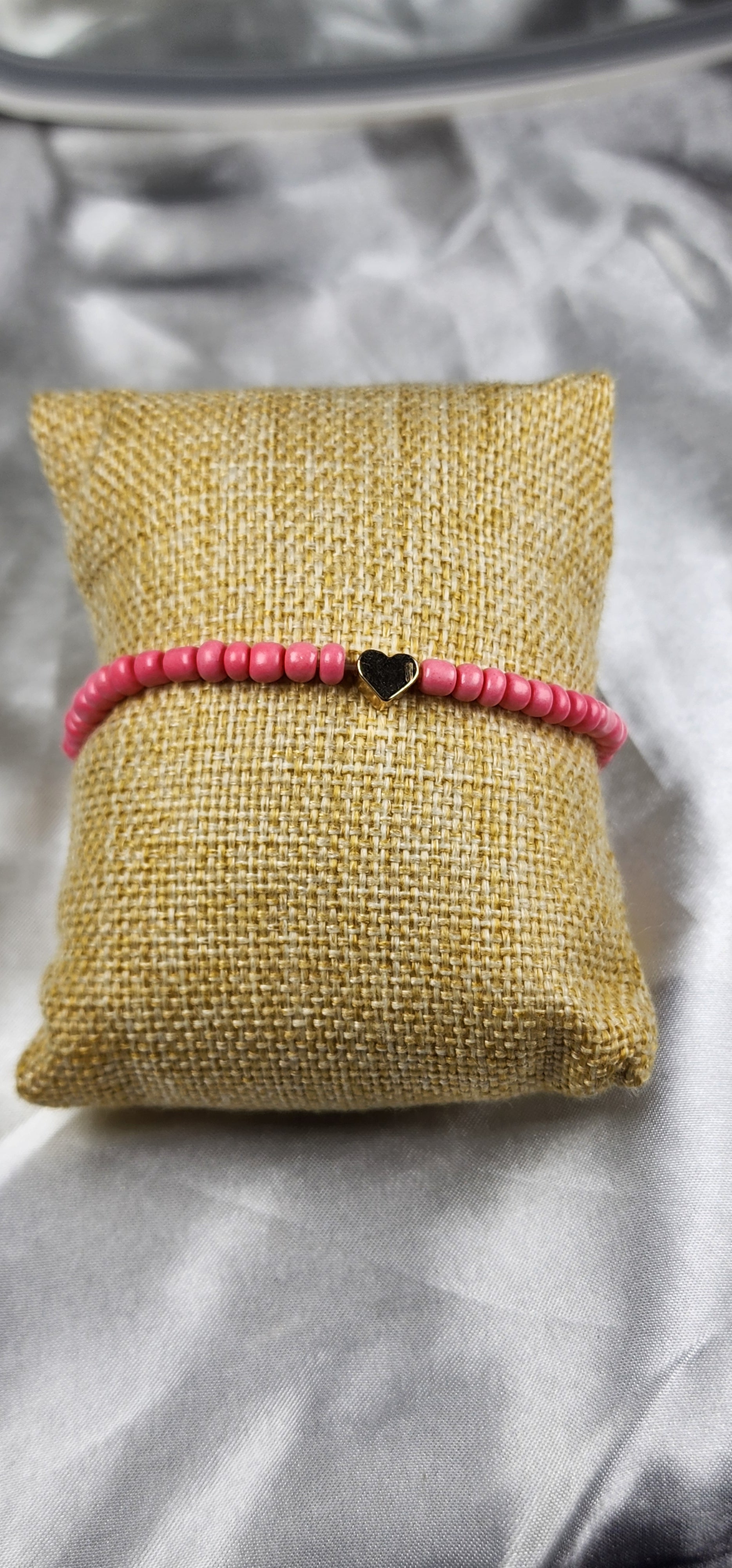 💮Stretch bracelets with pink pearl beads and gold detailing.📿