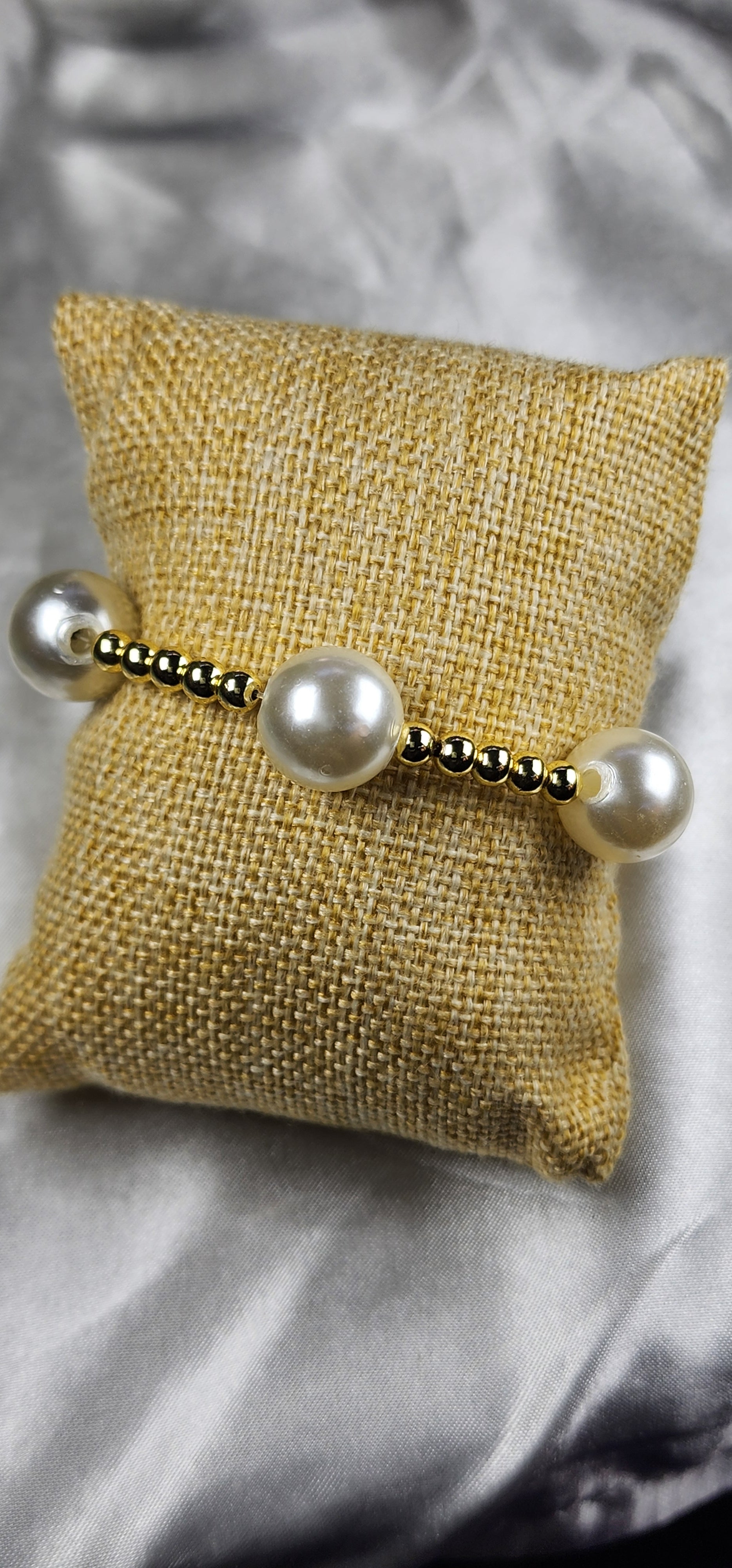 💮Gold-colored metal beaded bracelet set with faux pearls.📿