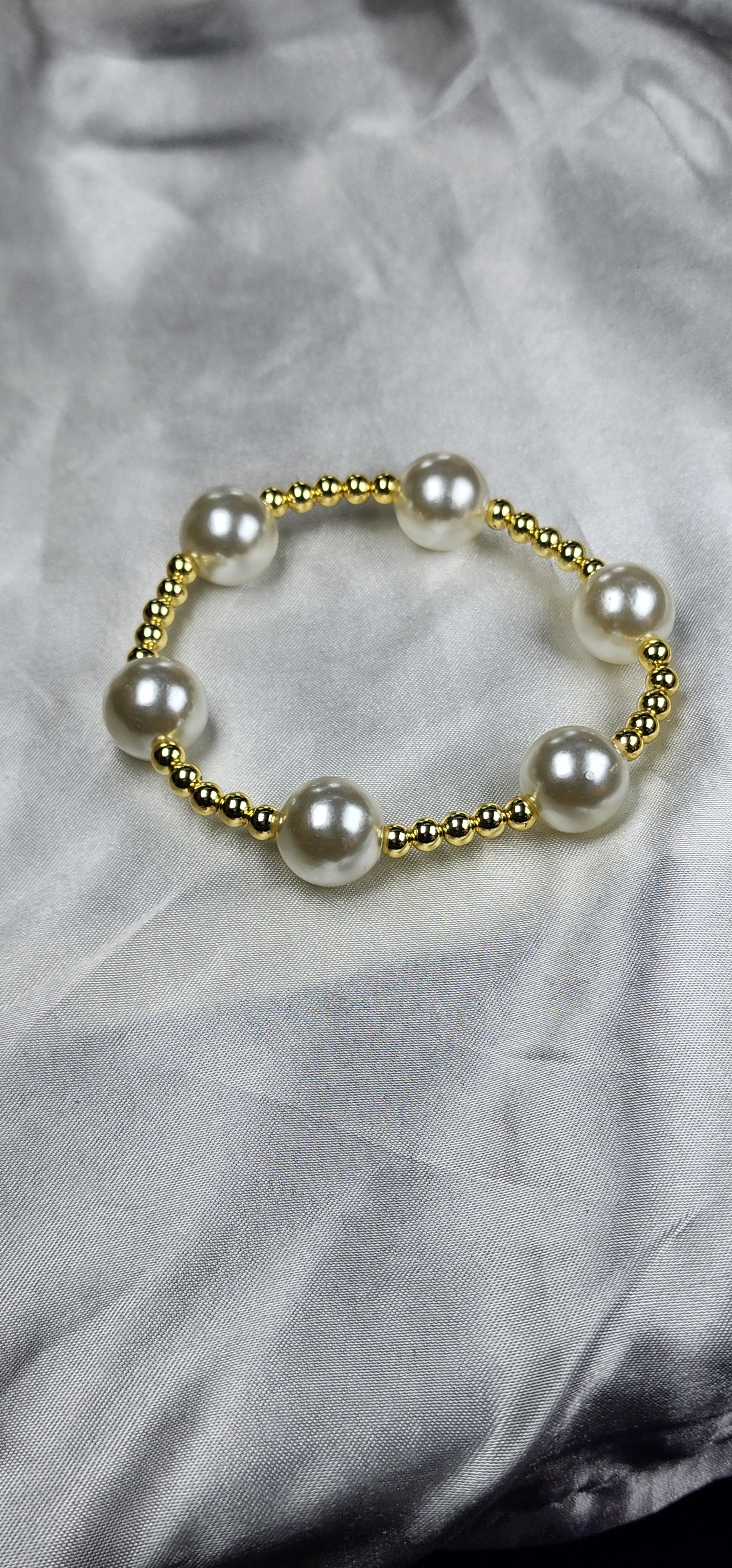 💮Gold-colored metal beaded bracelet set with faux pearls.📿