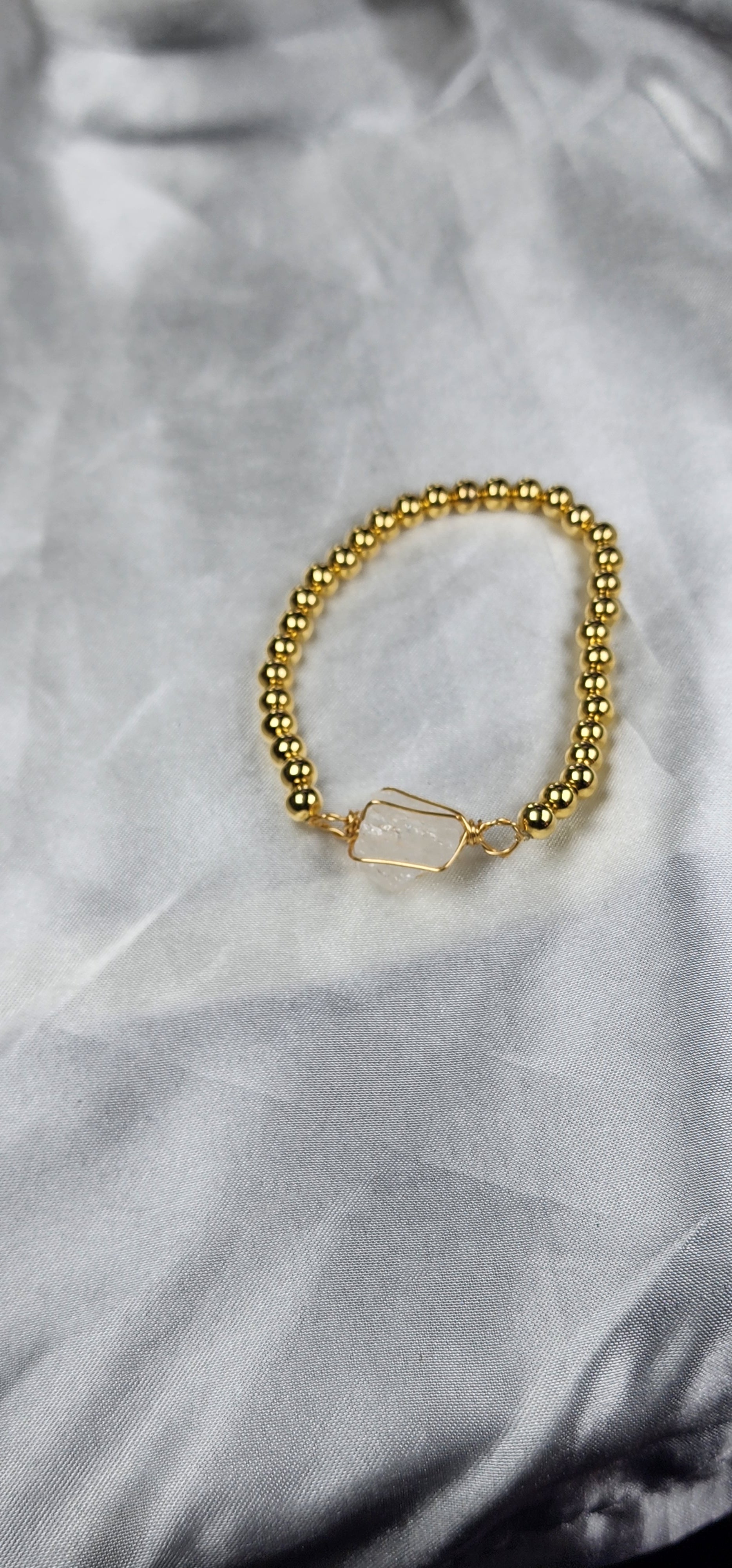 💮Set of elastic gold-colored beaded bracelets.📿