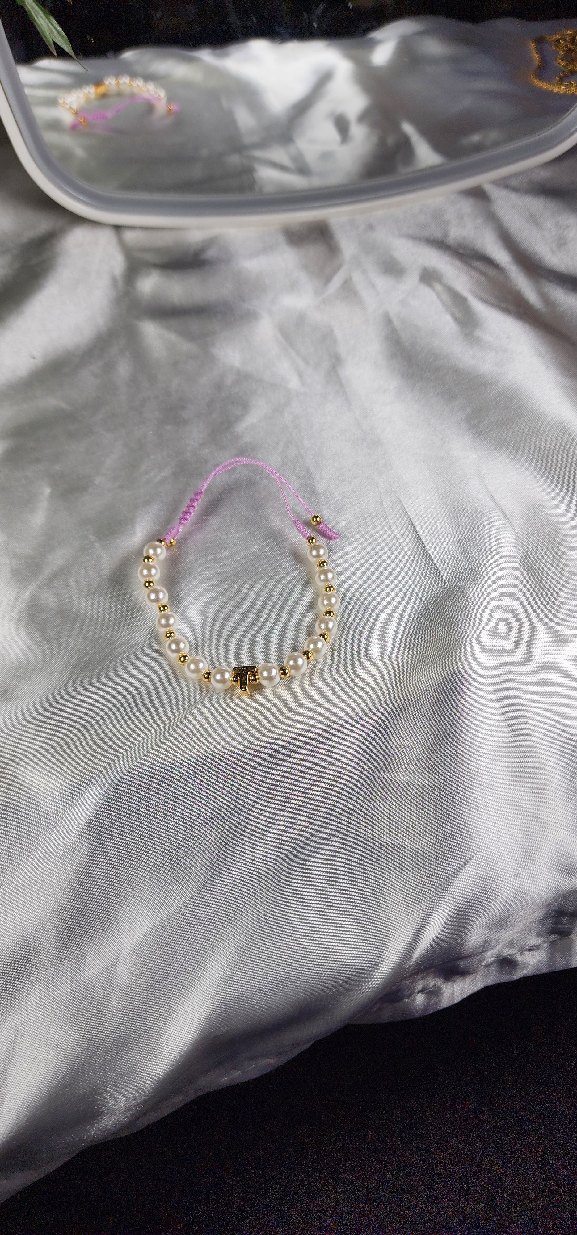 💮Gold-colored metal beaded bracelet set with faux pearls.📿