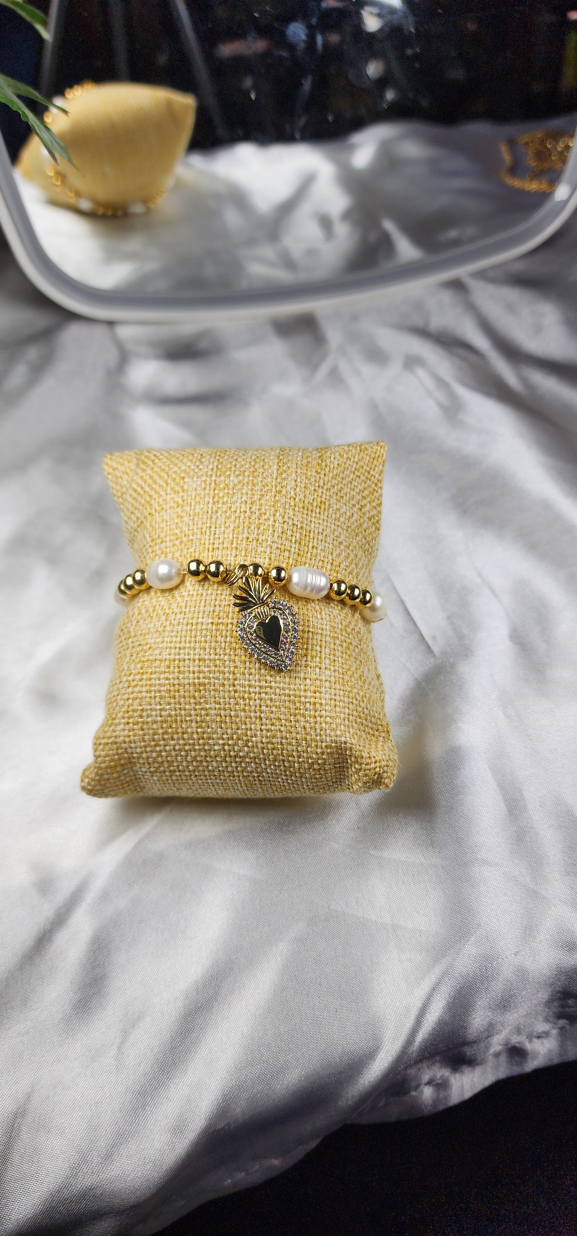 💮Gold-colored metal beaded bracelet set with faux pearls.📿