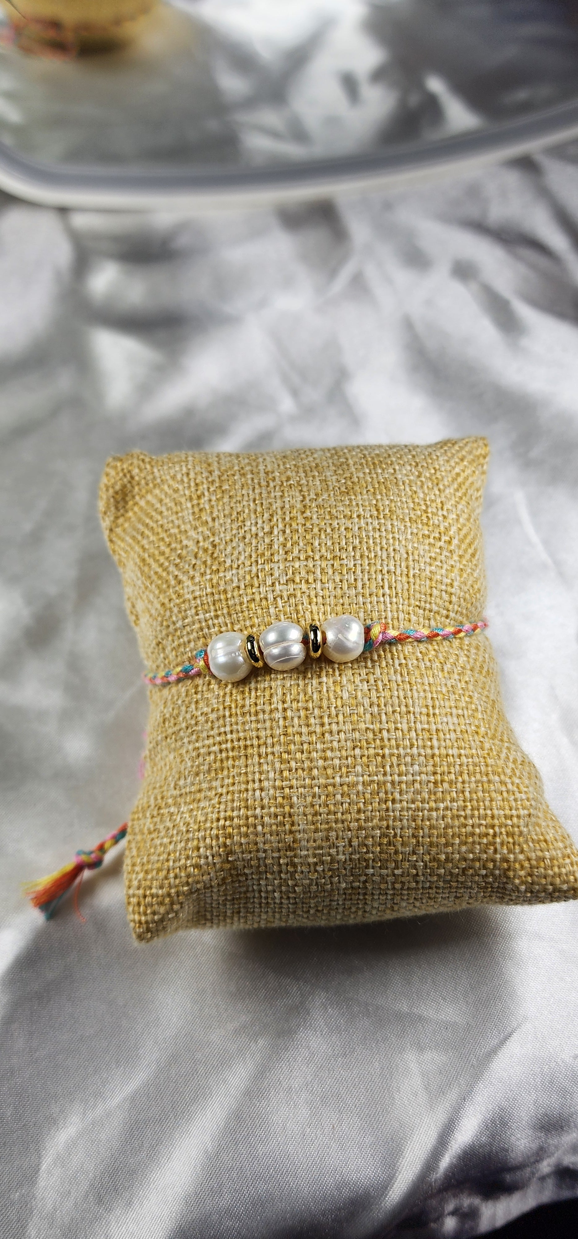 💮Gold-colored metal beaded bracelet set with faux pearls.📿