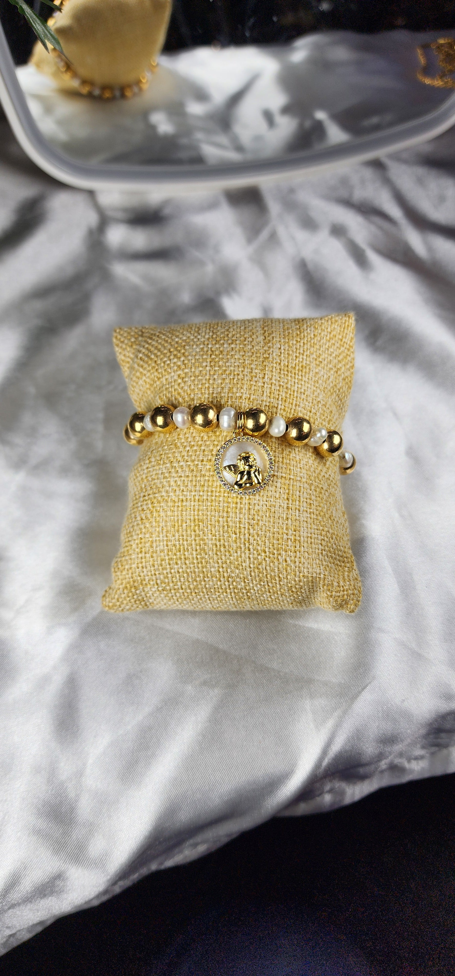 💮Gold-colored metal beaded bracelet set with faux pearls.📿