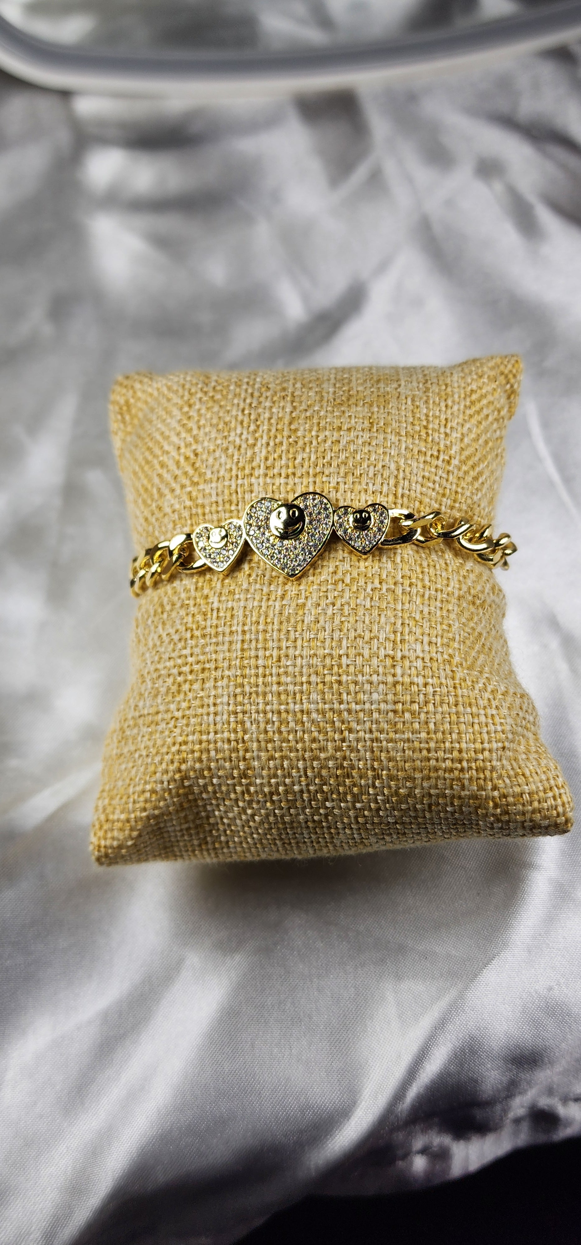 💮Beautiful gold bracelet with 3 hearts.📿