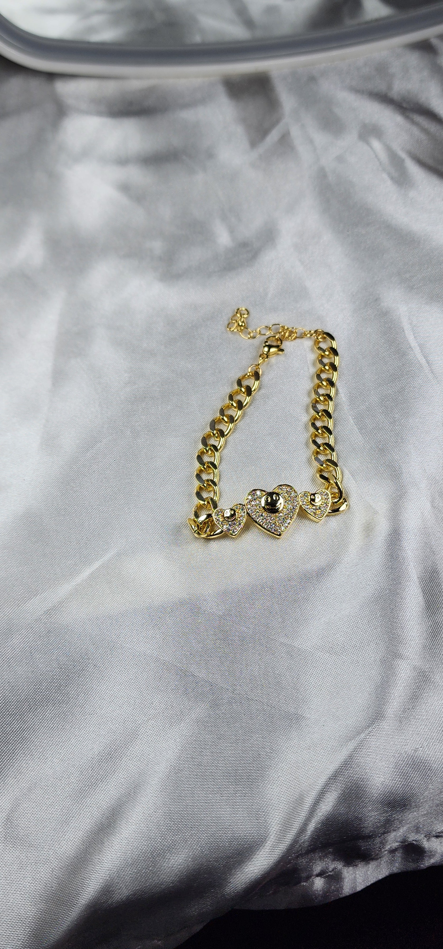 💮Beautiful gold bracelet with 3 hearts.📿
