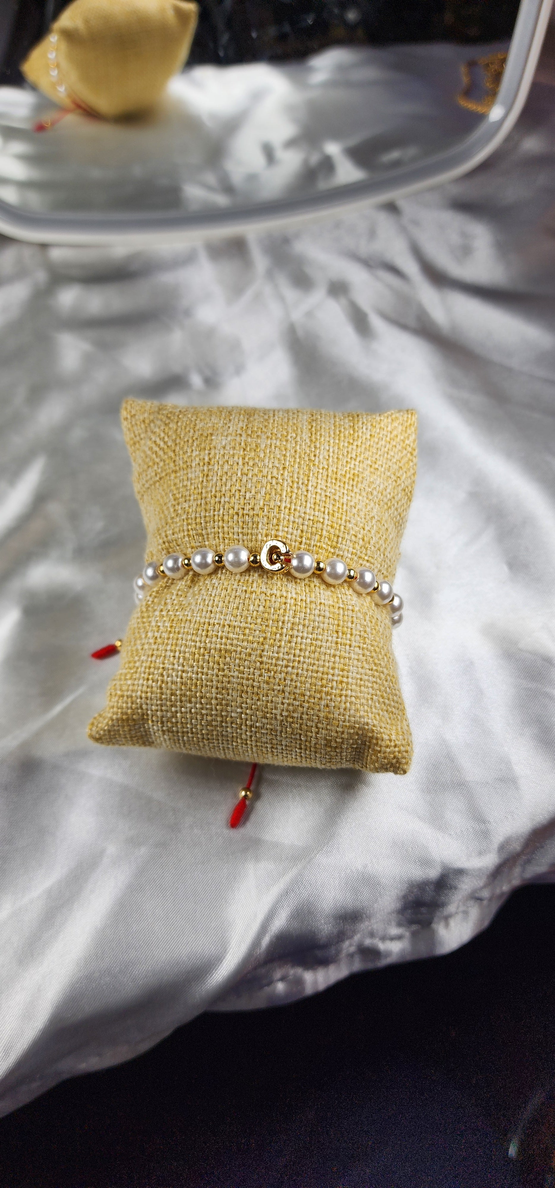 💮Gold-colored metal beaded bracelet set with faux pearls.📿