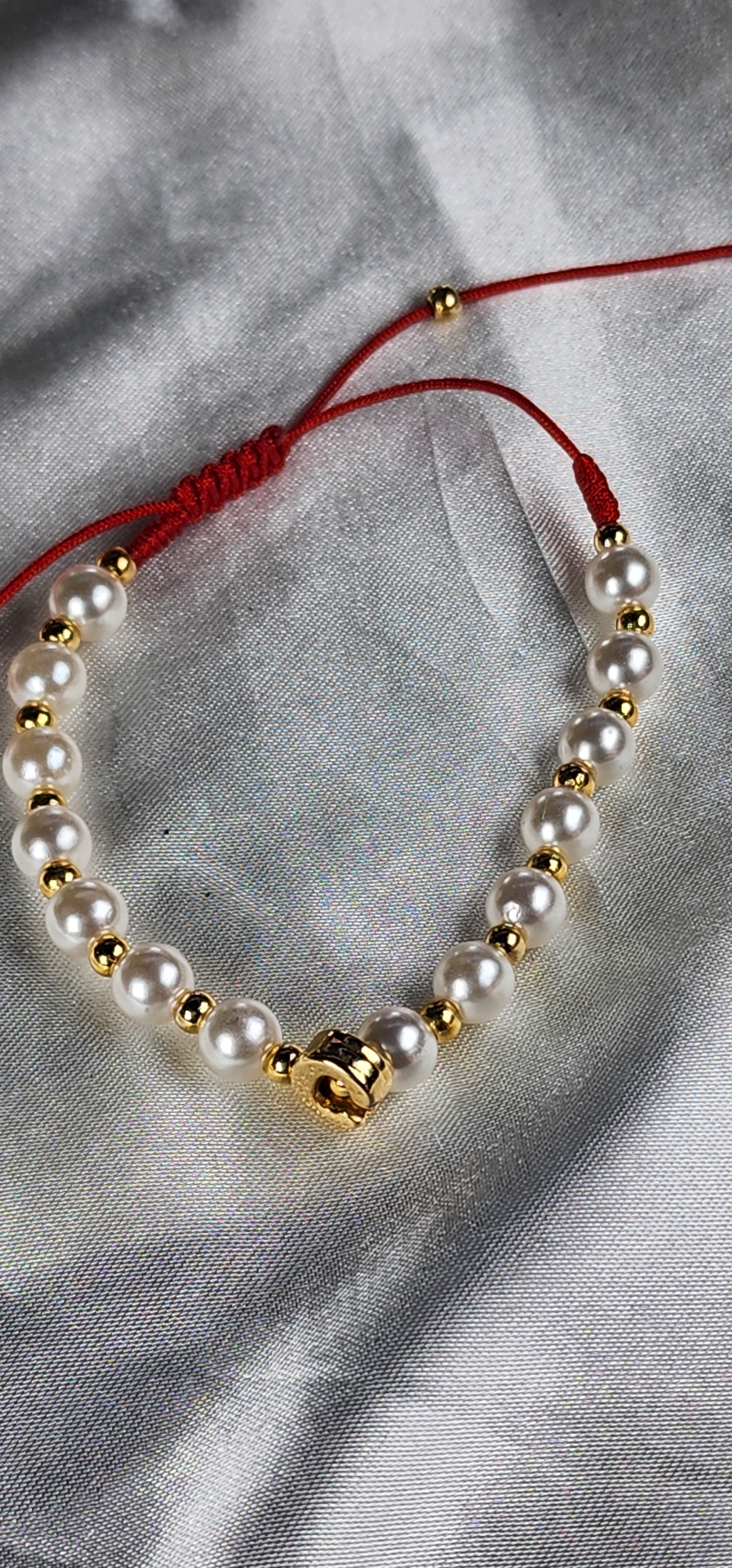 💮Gold-colored metal beaded bracelet set with faux pearls.📿