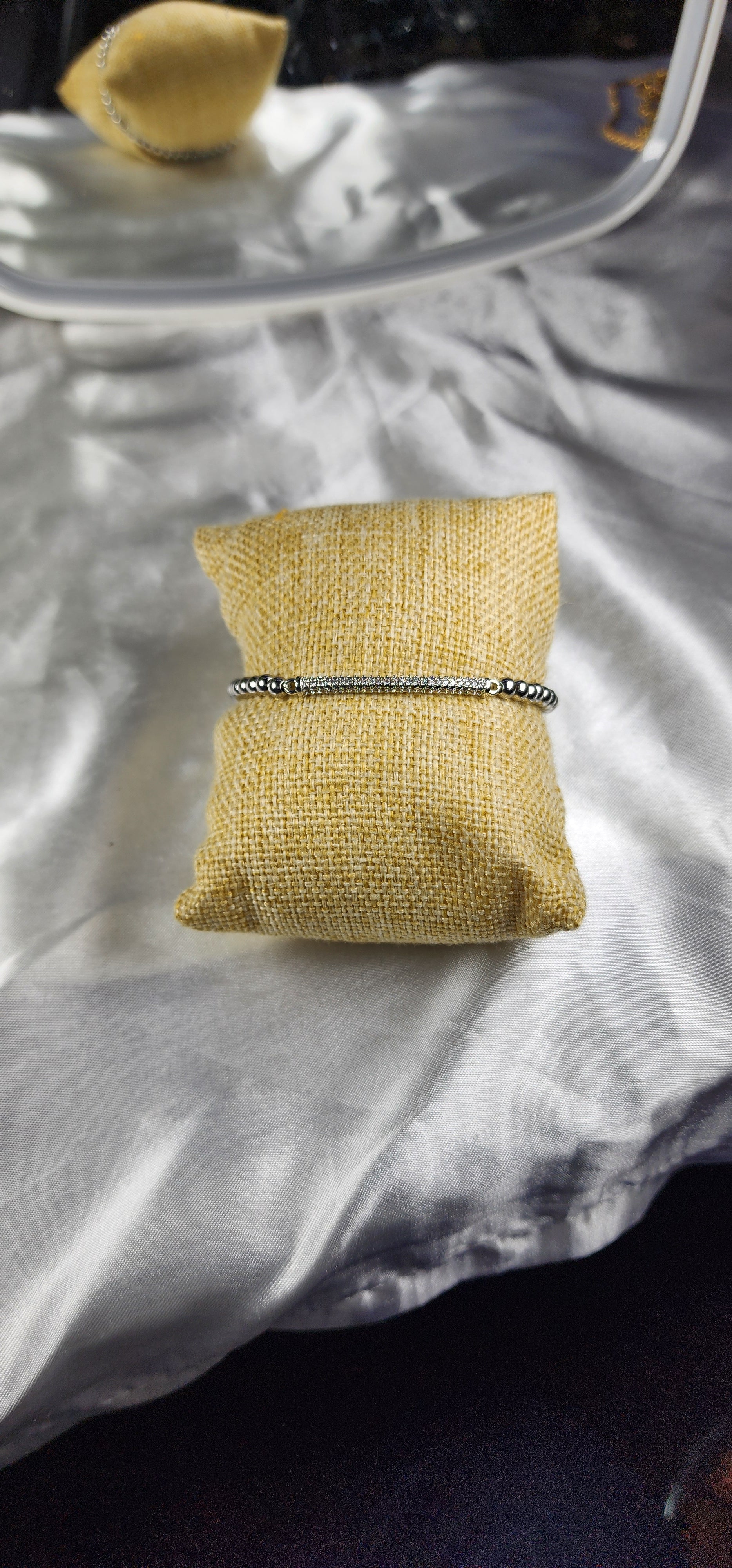 💮Set of elastic silver-colored beaded bracelets.📿
