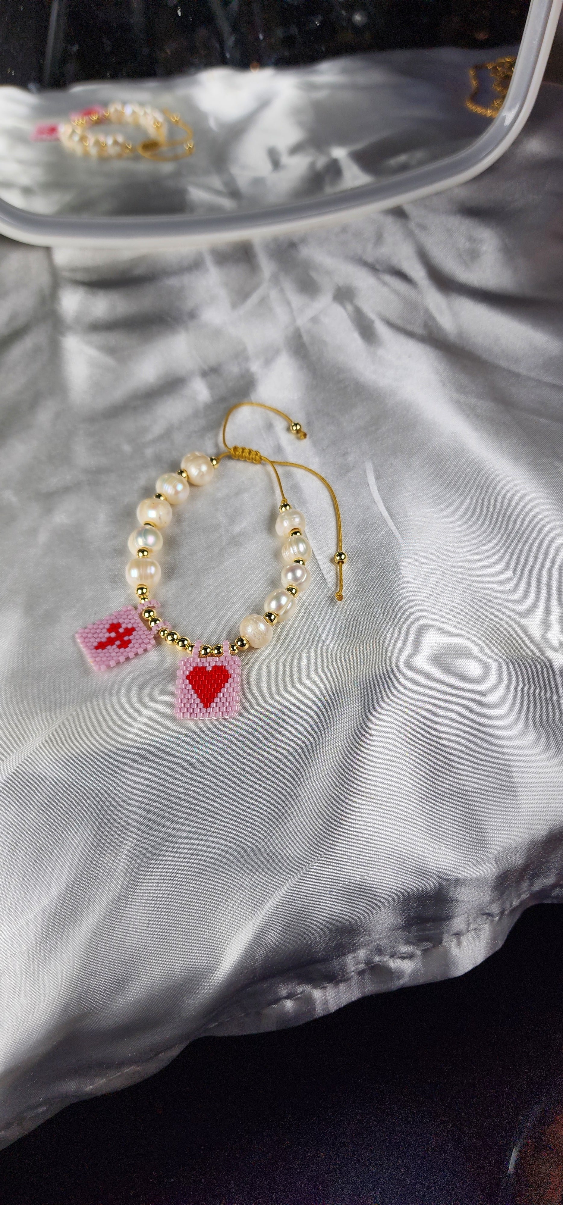 💮Gold-colored metal beaded bracelet set with faux pearls.📿